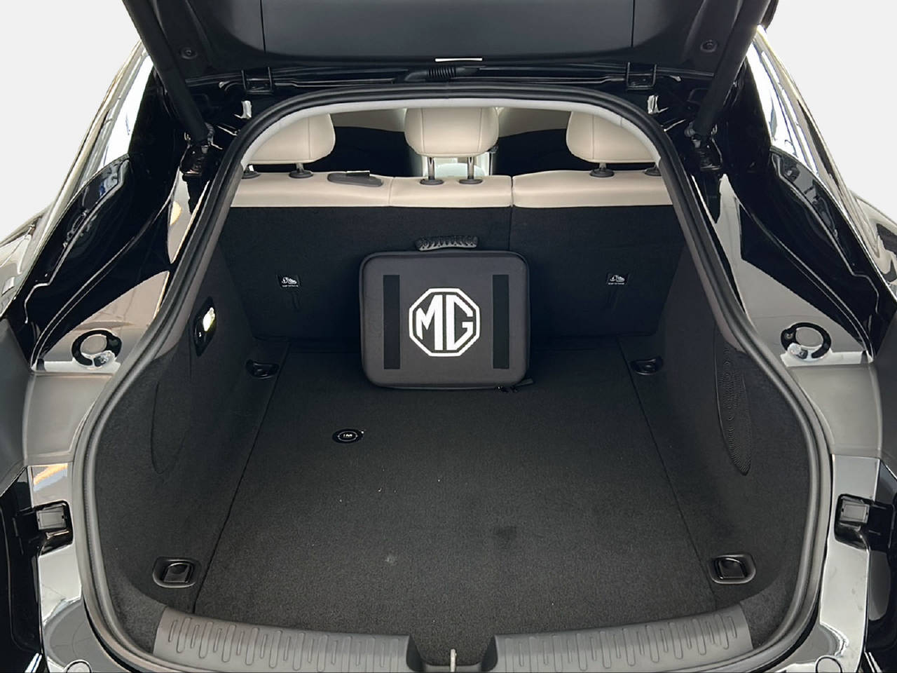 MG IM5 100 kWh Performance 20 4WD-image-12