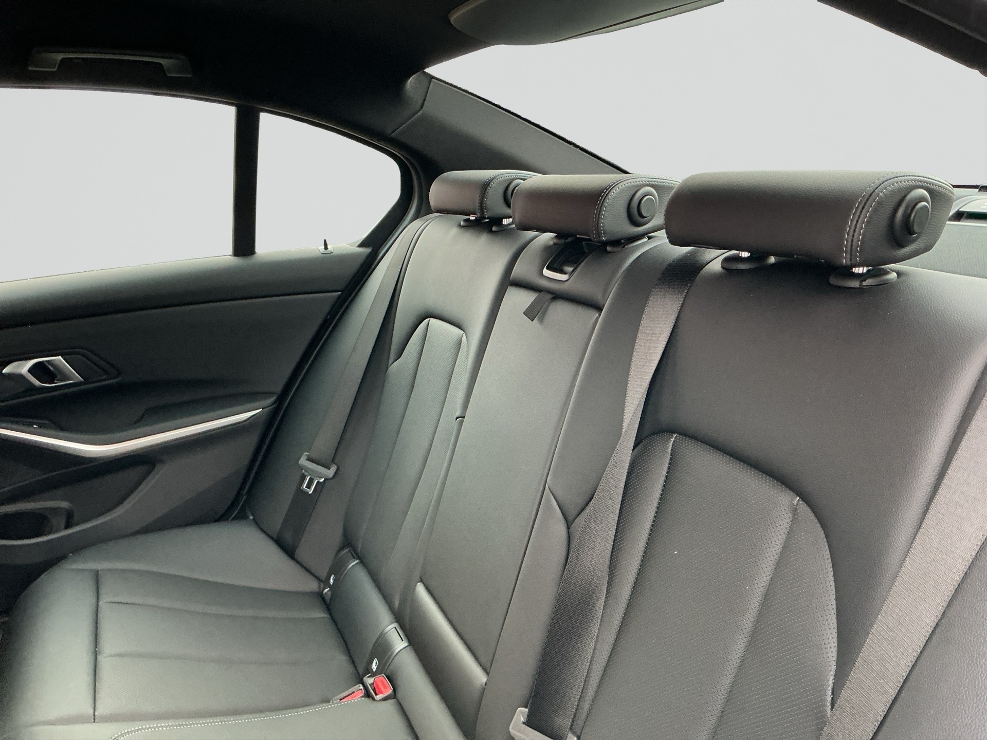 BMW 320i xDrive Steptronic M Sport Shadow Line-image-13