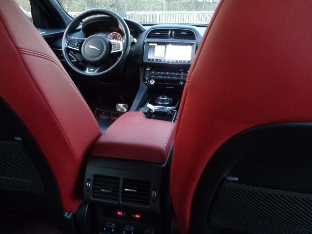 JAGUAR F-Pace 3.0 V6 First Edition AWD Automatik-image-2