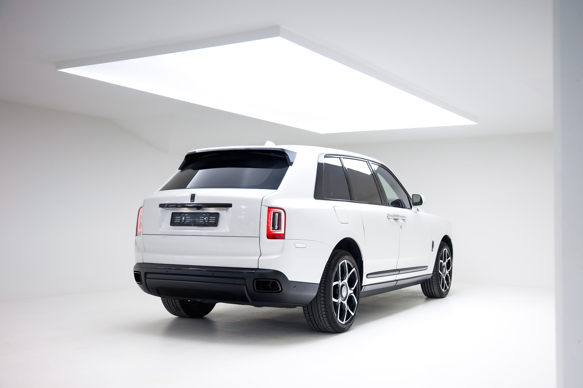 ROLLS-ROYCE Cullinan 6.7 V12-showroom-element-1