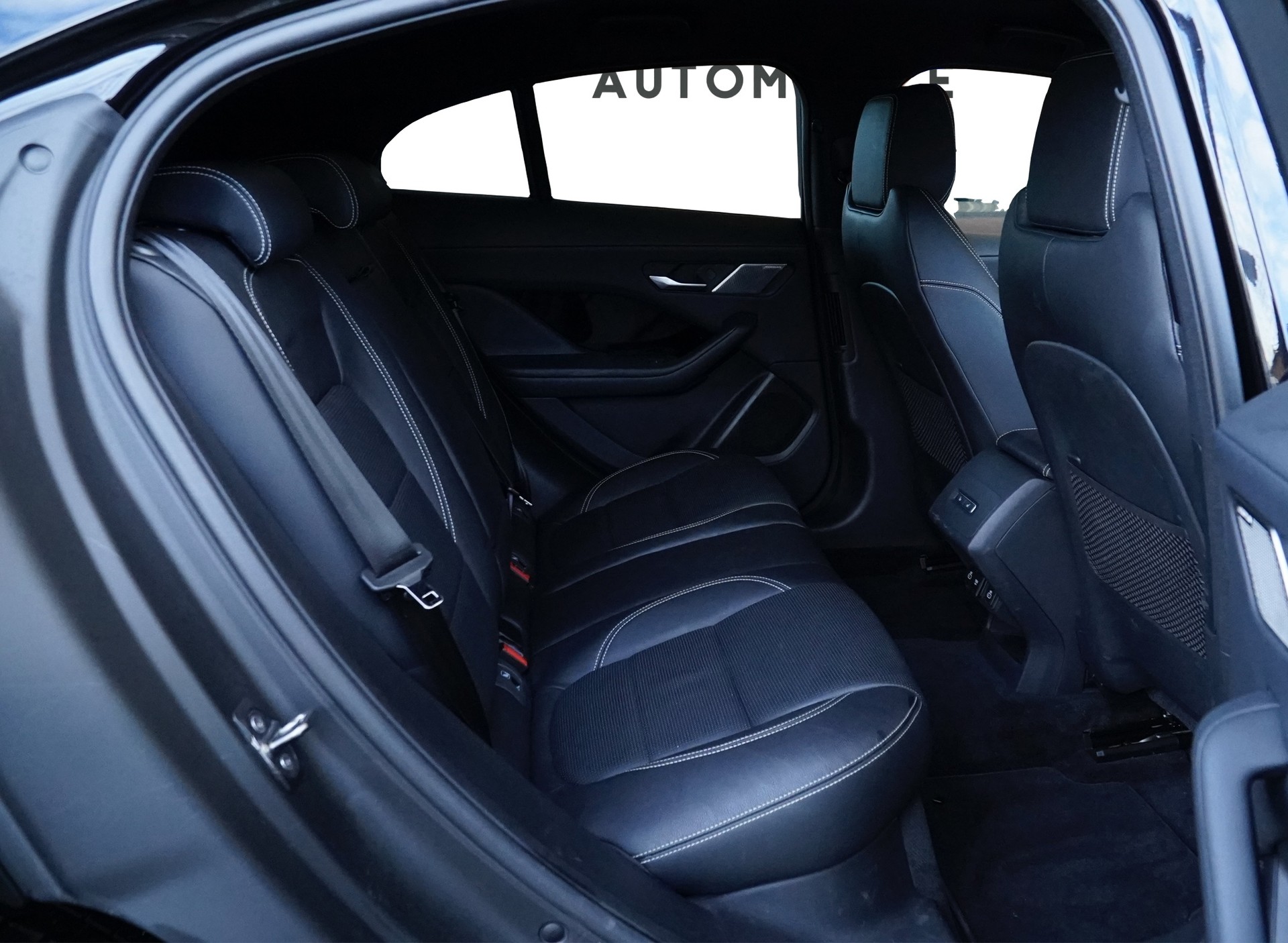 JAGUAR I-Pace EV400 SE Black AWD *CH Fahrzeug*-image-15