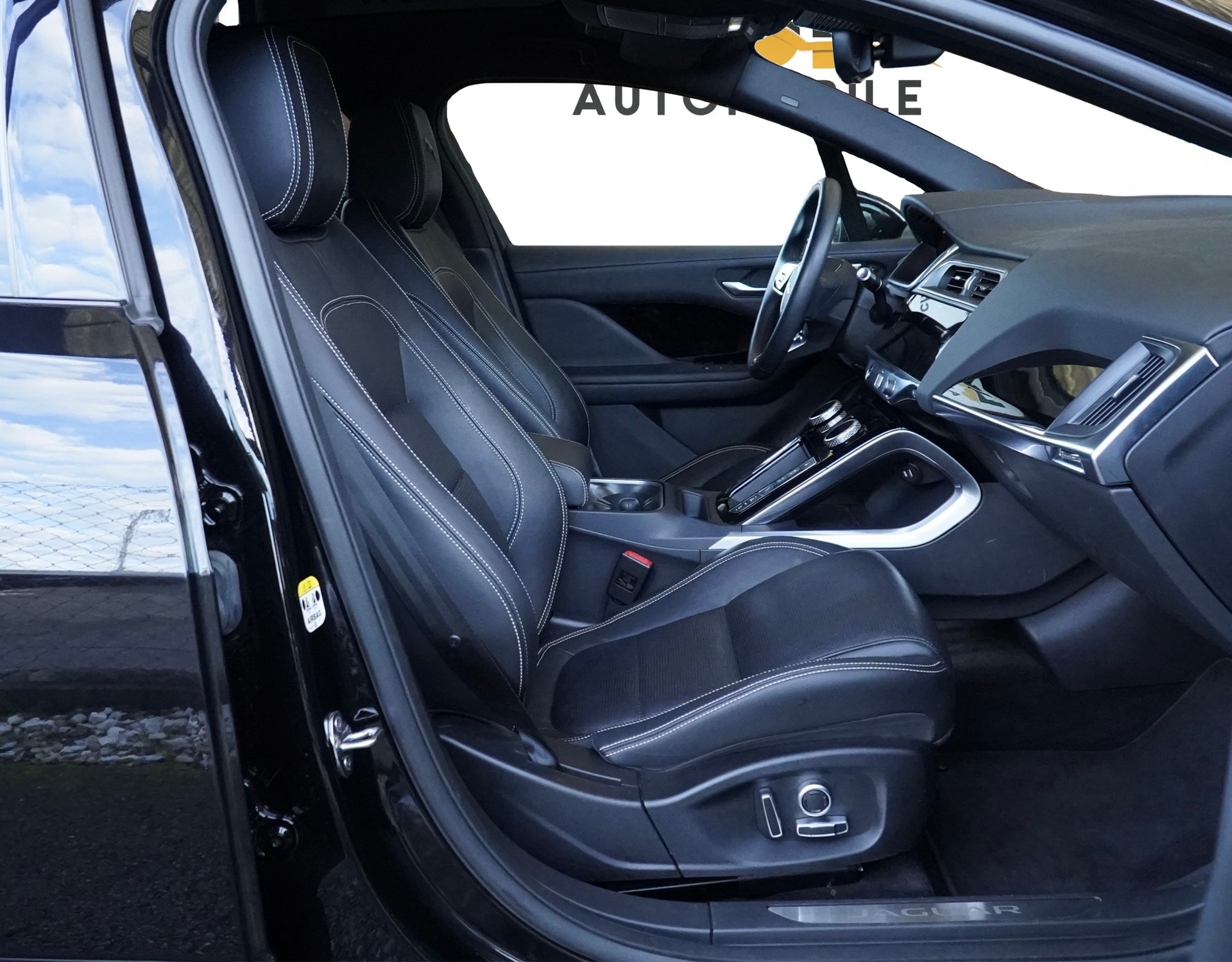 JAGUAR I-Pace EV400 SE Black AWD *CH Fahrzeug*-image-11