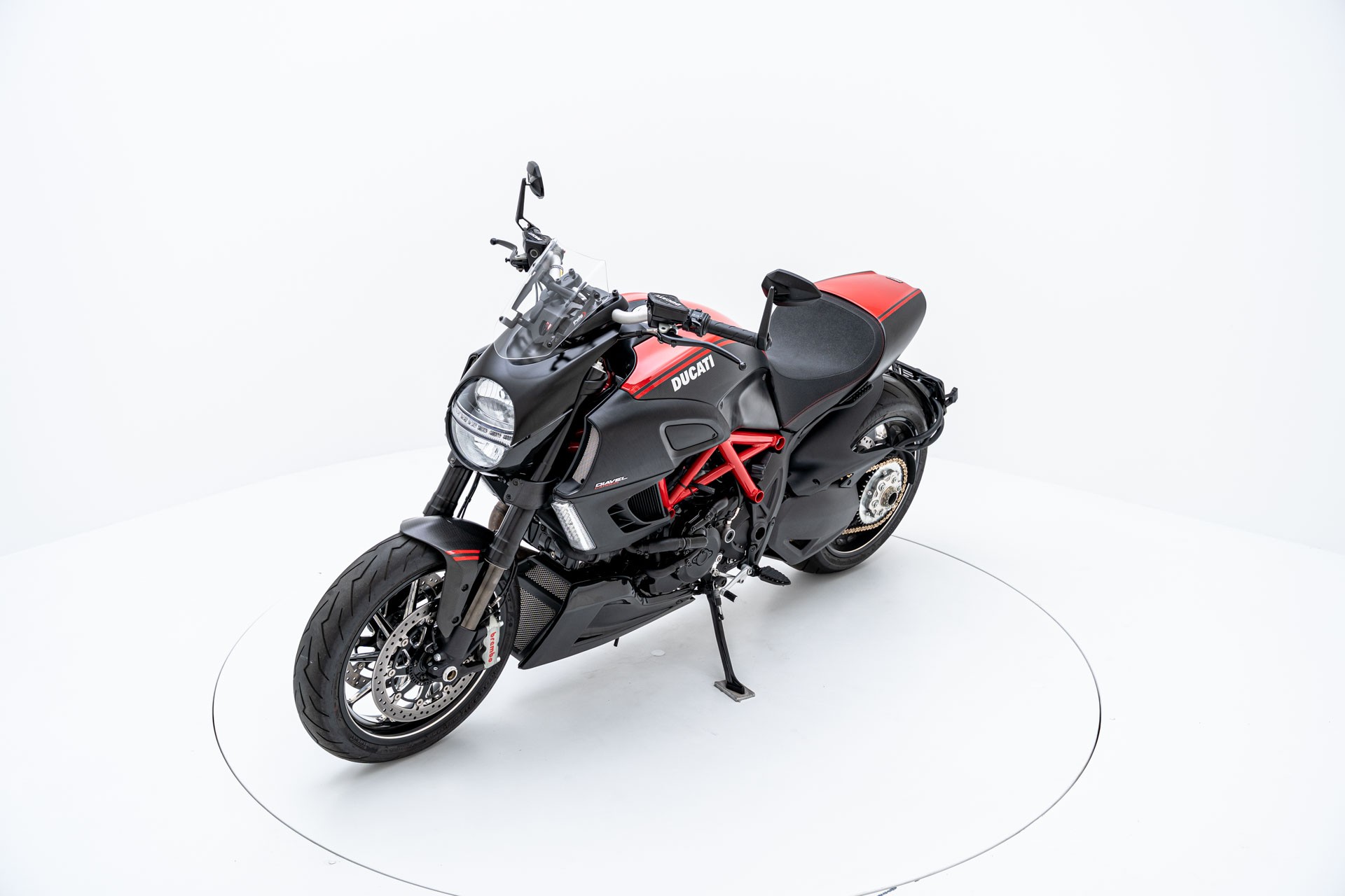 DUCATI Diavel 1200 Carbon-showroom-element-2