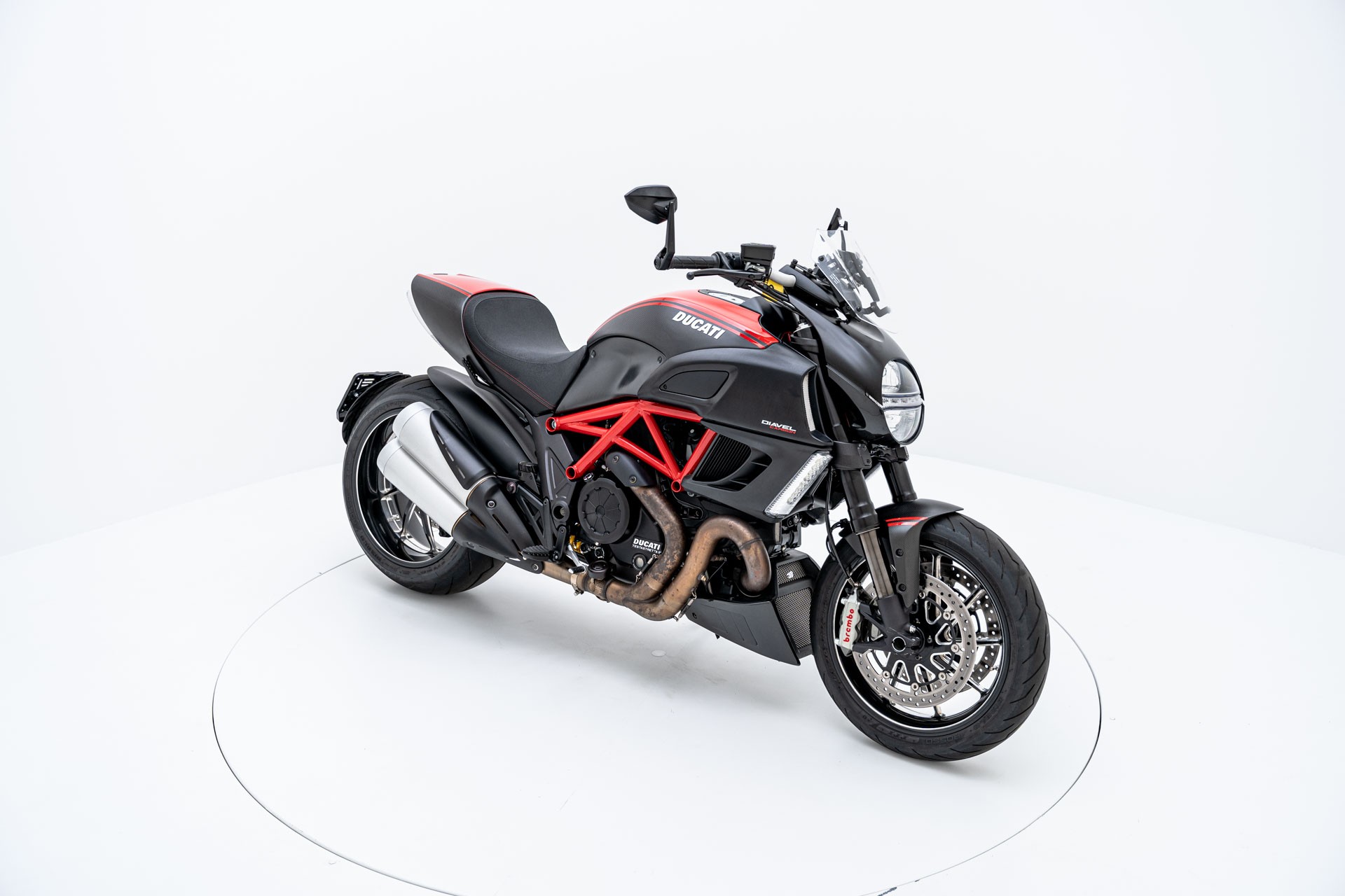 DUCATI Diavel 1200 Carbon-showroom-element-1