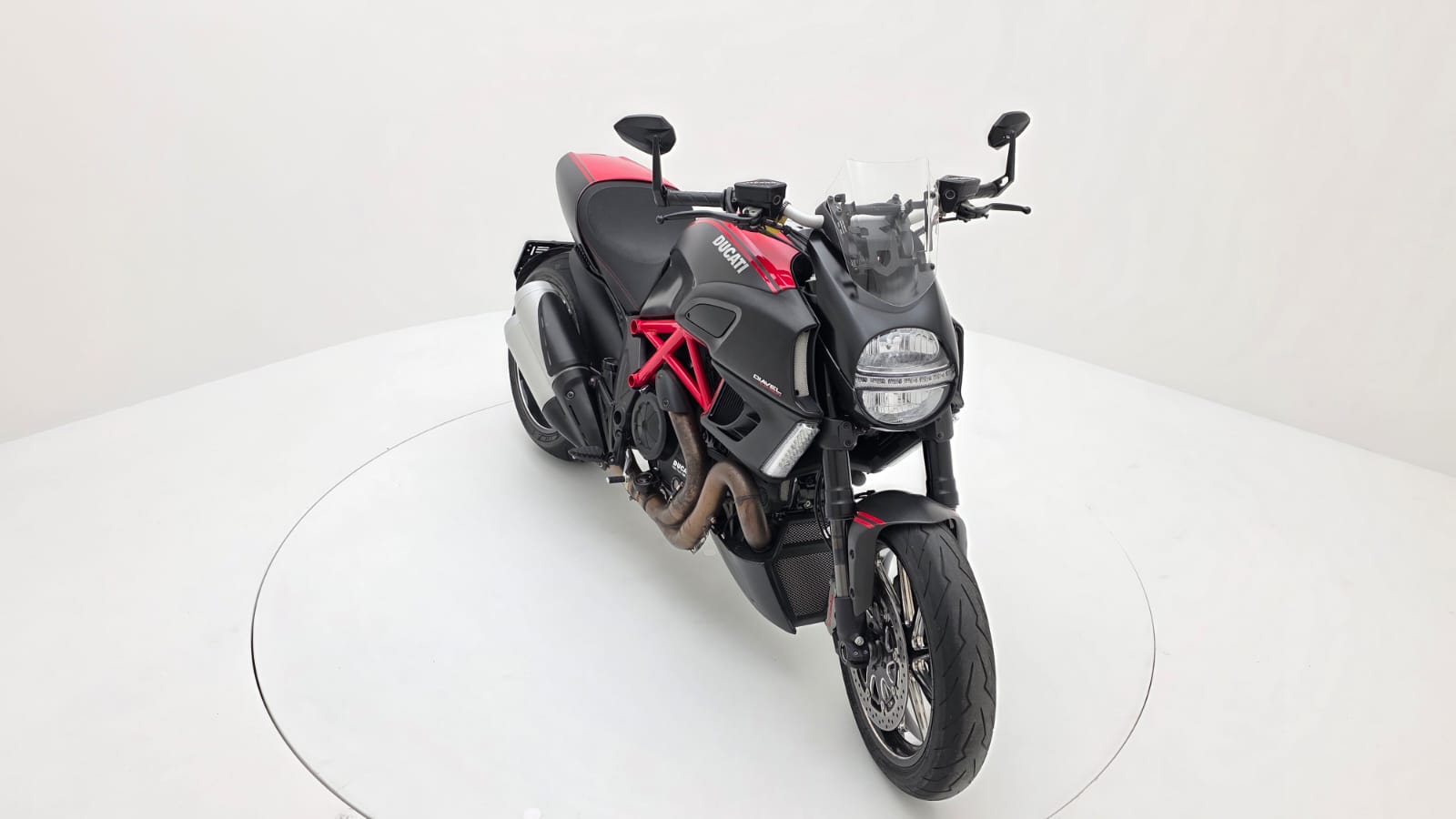 DUCATI Diavel 1200 Carbon-image-1