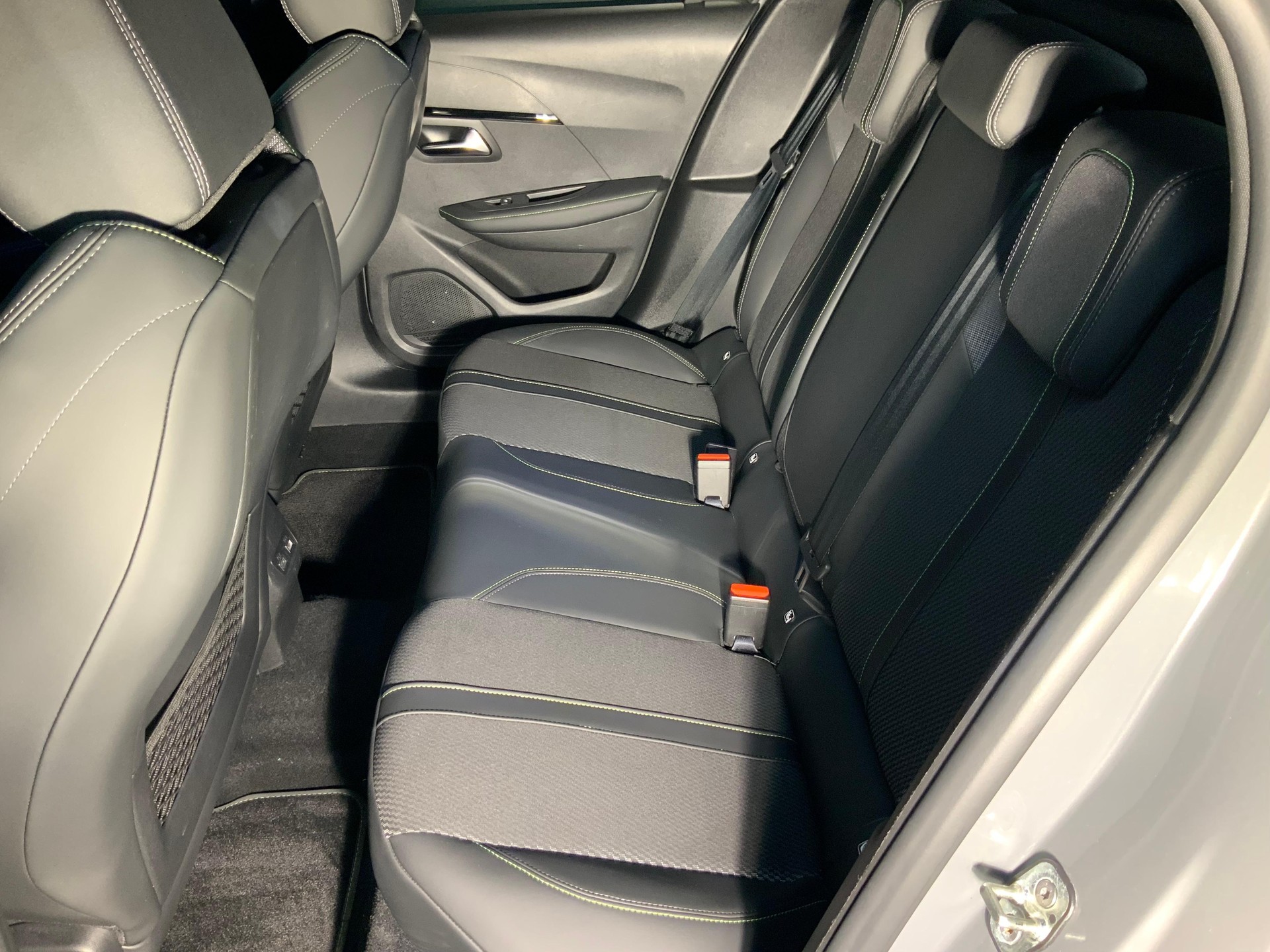 PEUGEOT 208 1.2 Hybrid 145 GT-image-10