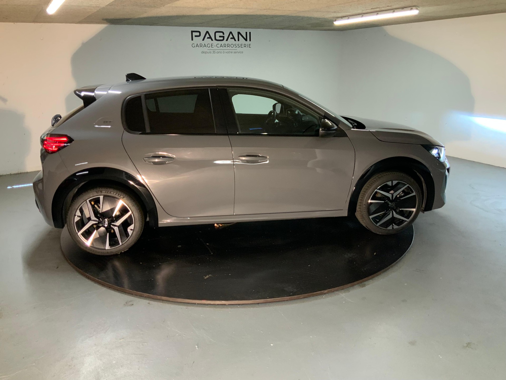 PEUGEOT 208 1.2 Hybrid 145 GT-showroom-element-3