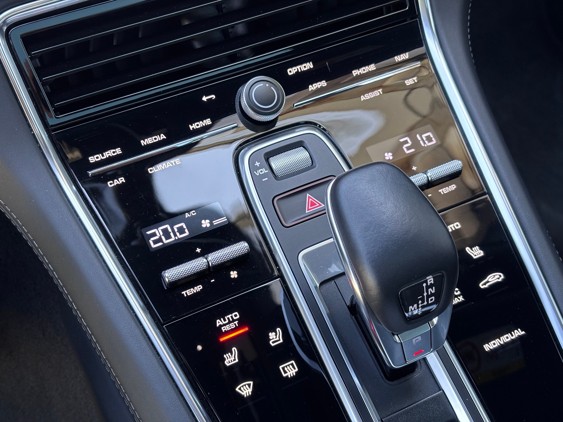 PORSCHE Panamera 4 E-Hybrid Sport Turismo Platinum Edition PDK-image-18