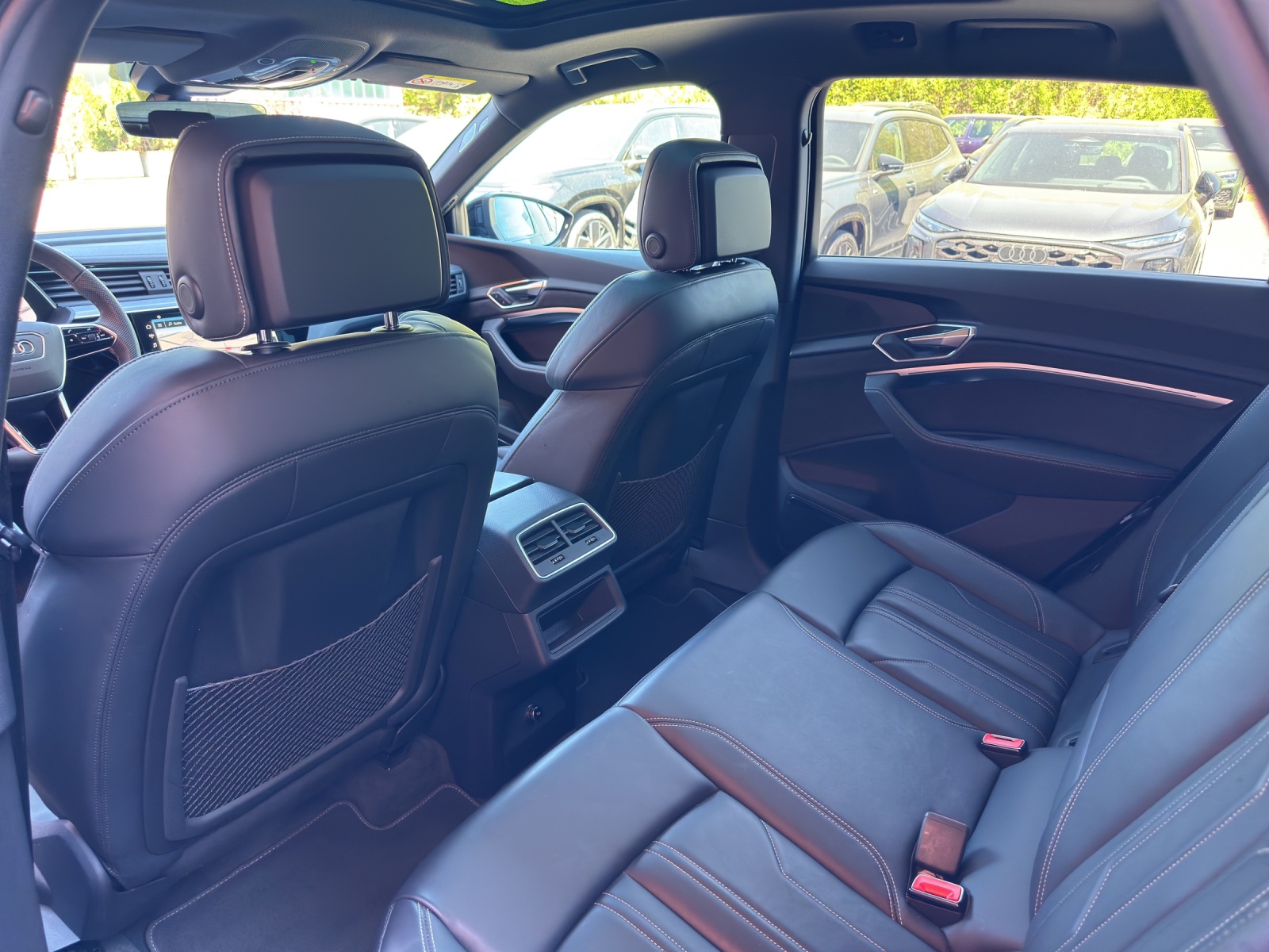 AUDI e-tron 55 S Line Black Edition quattro-image-17