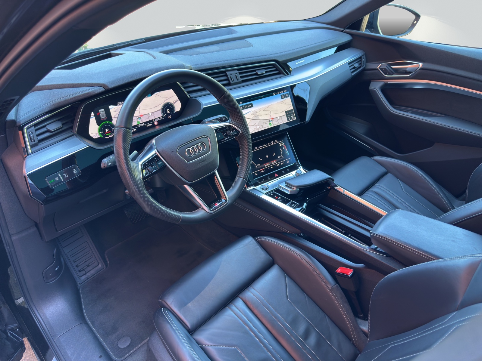 AUDI e-tron 55 S Line Black Edition quattro-image-4