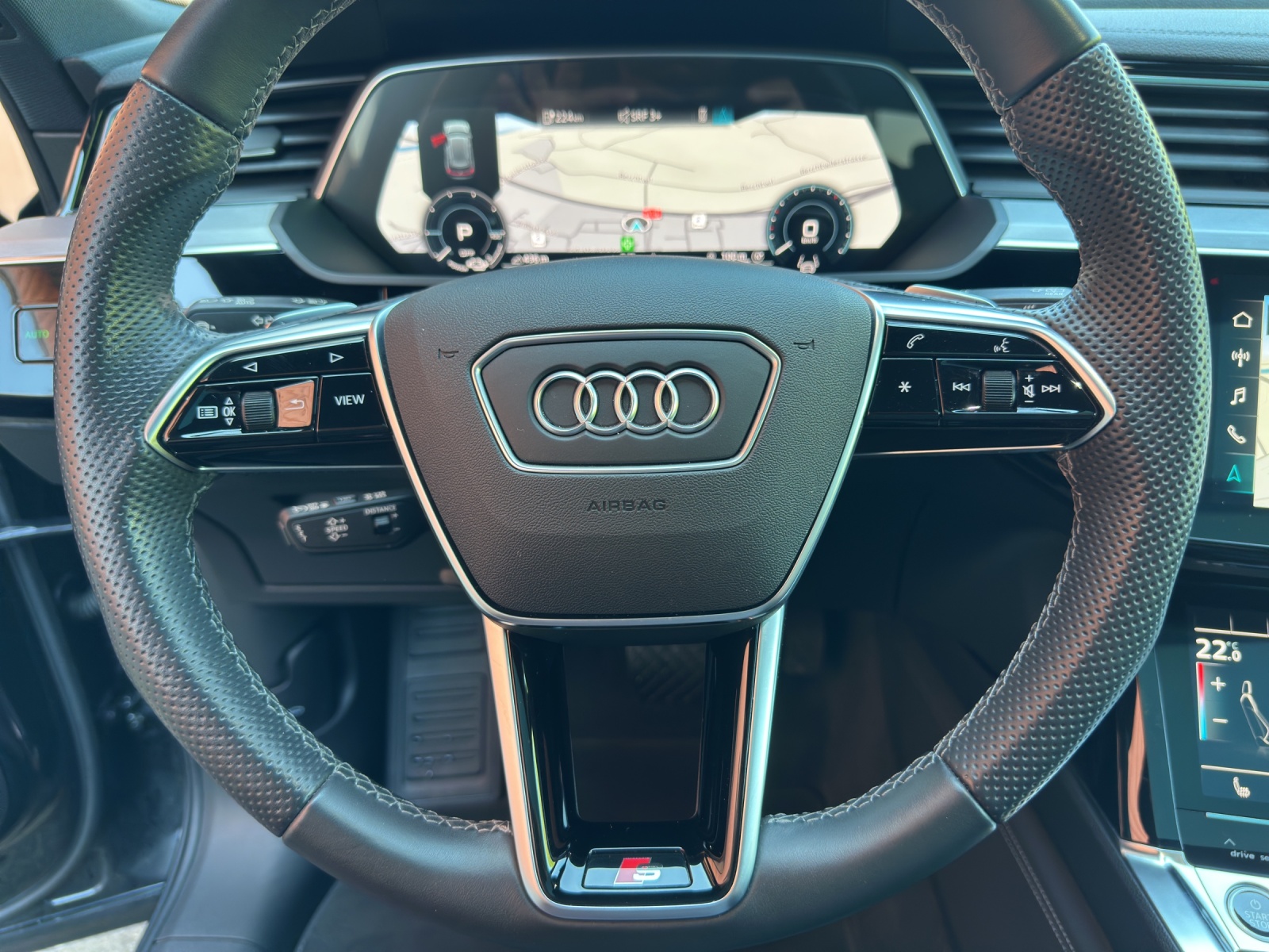 AUDI e-tron 55 S Line Black Edition quattro-image-12