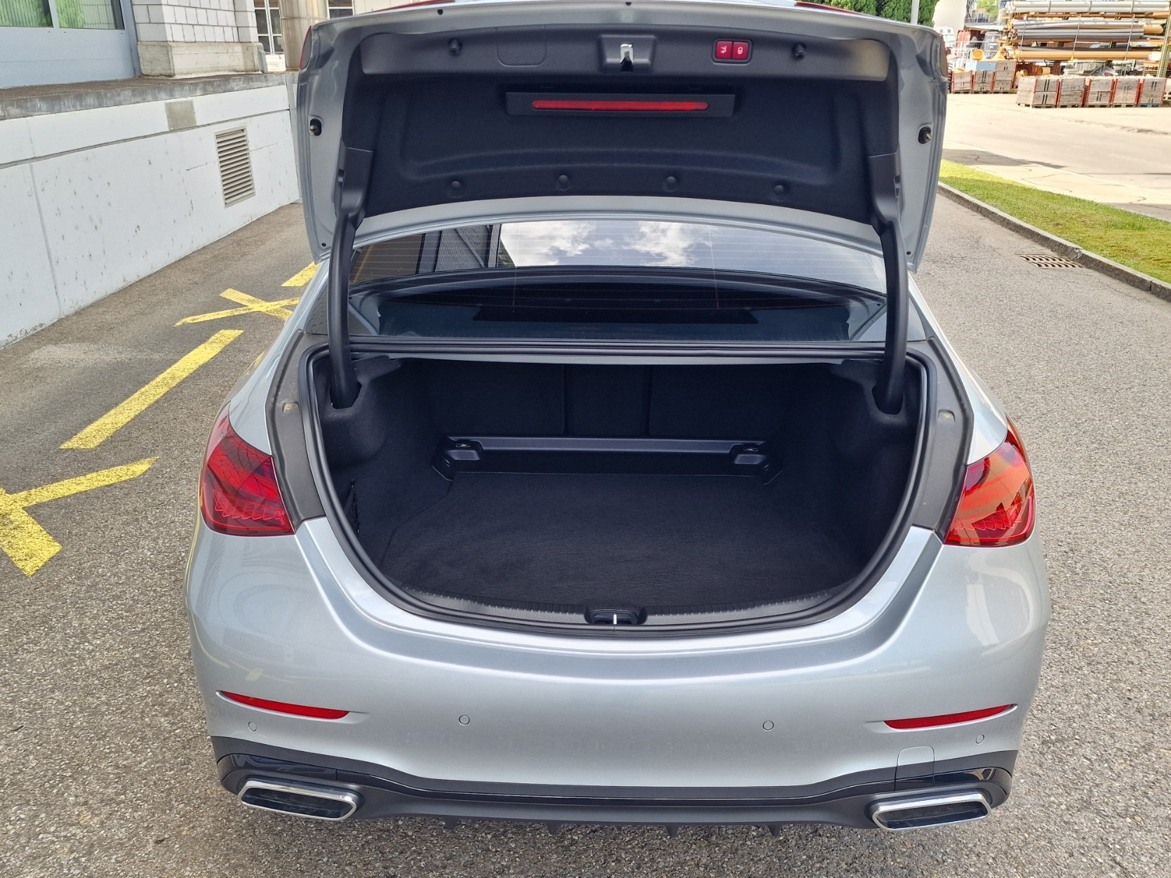 MERCEDES-BENZ C 300 d 4Matic AMG Line-image-13