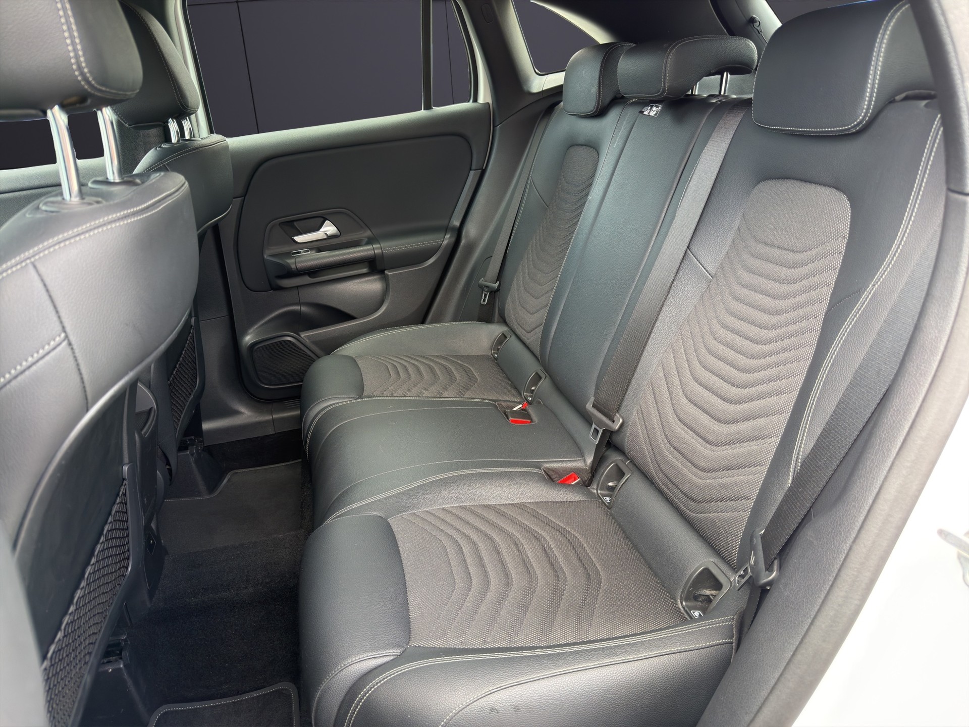 MERCEDES-BENZ GLA 200 Style-image-6