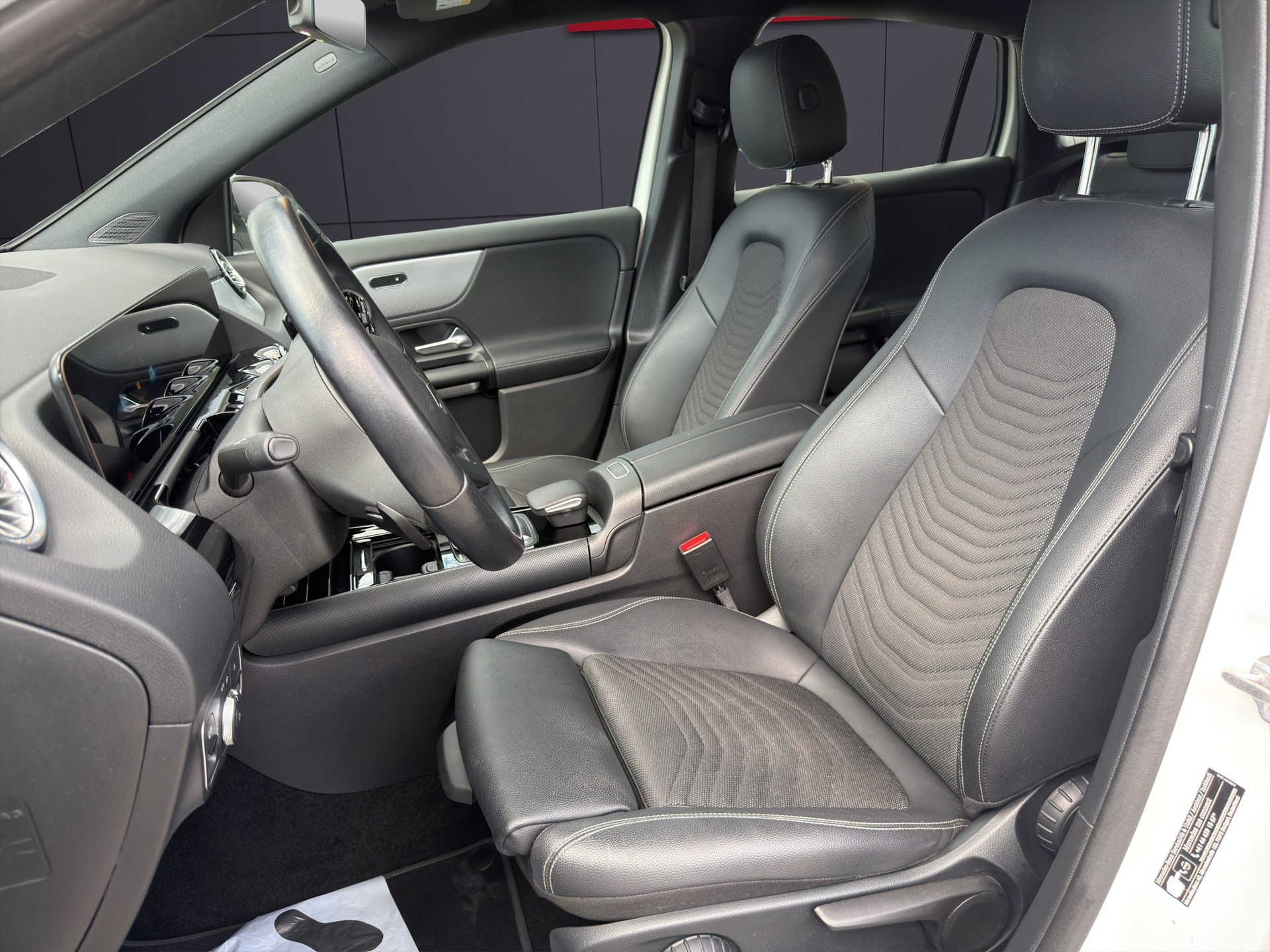 MERCEDES-BENZ GLA 200 Style-image-5