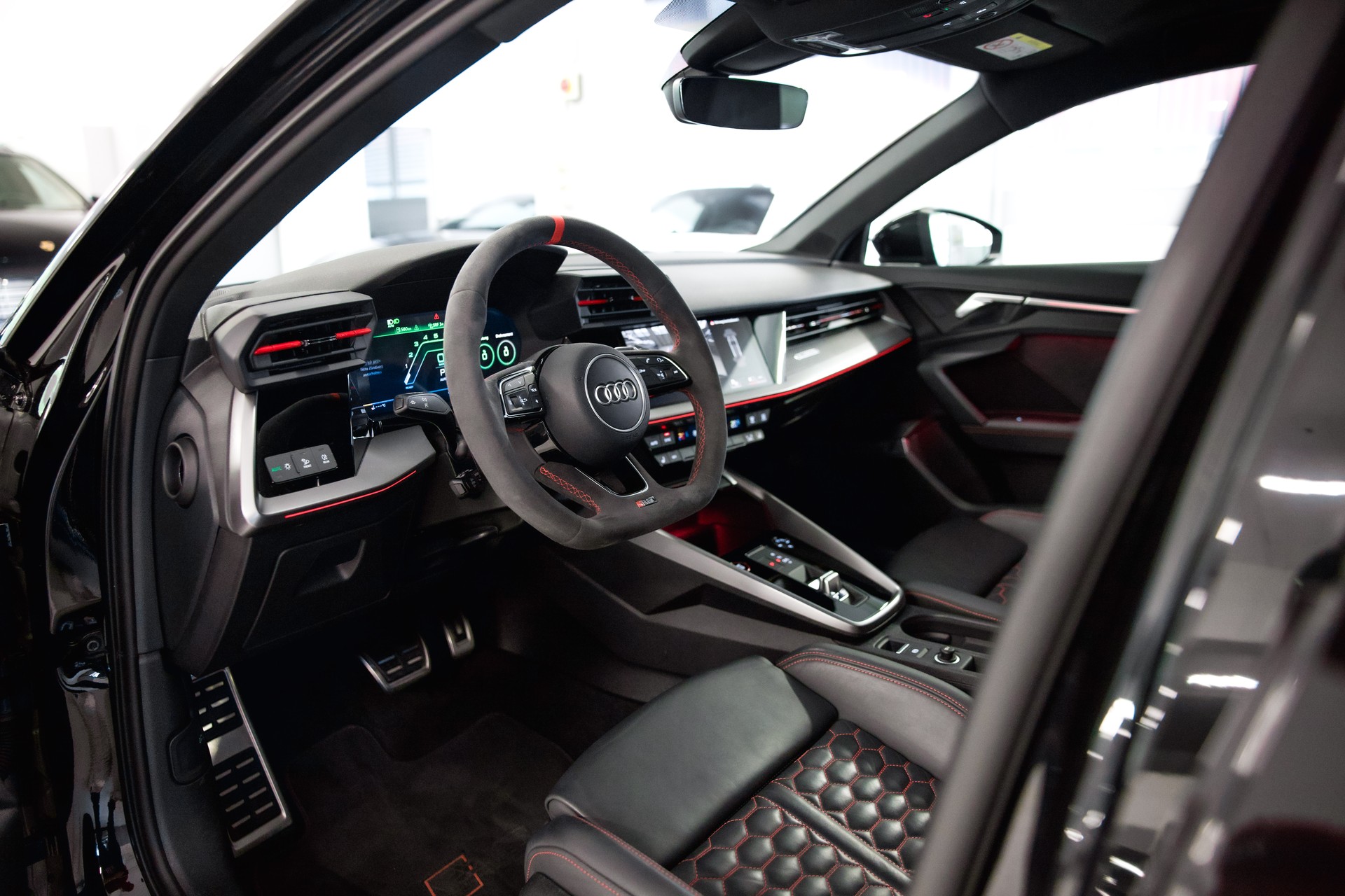 AUDI RS3 Sportback 2.5 TSI quattro S-tronic-image-17