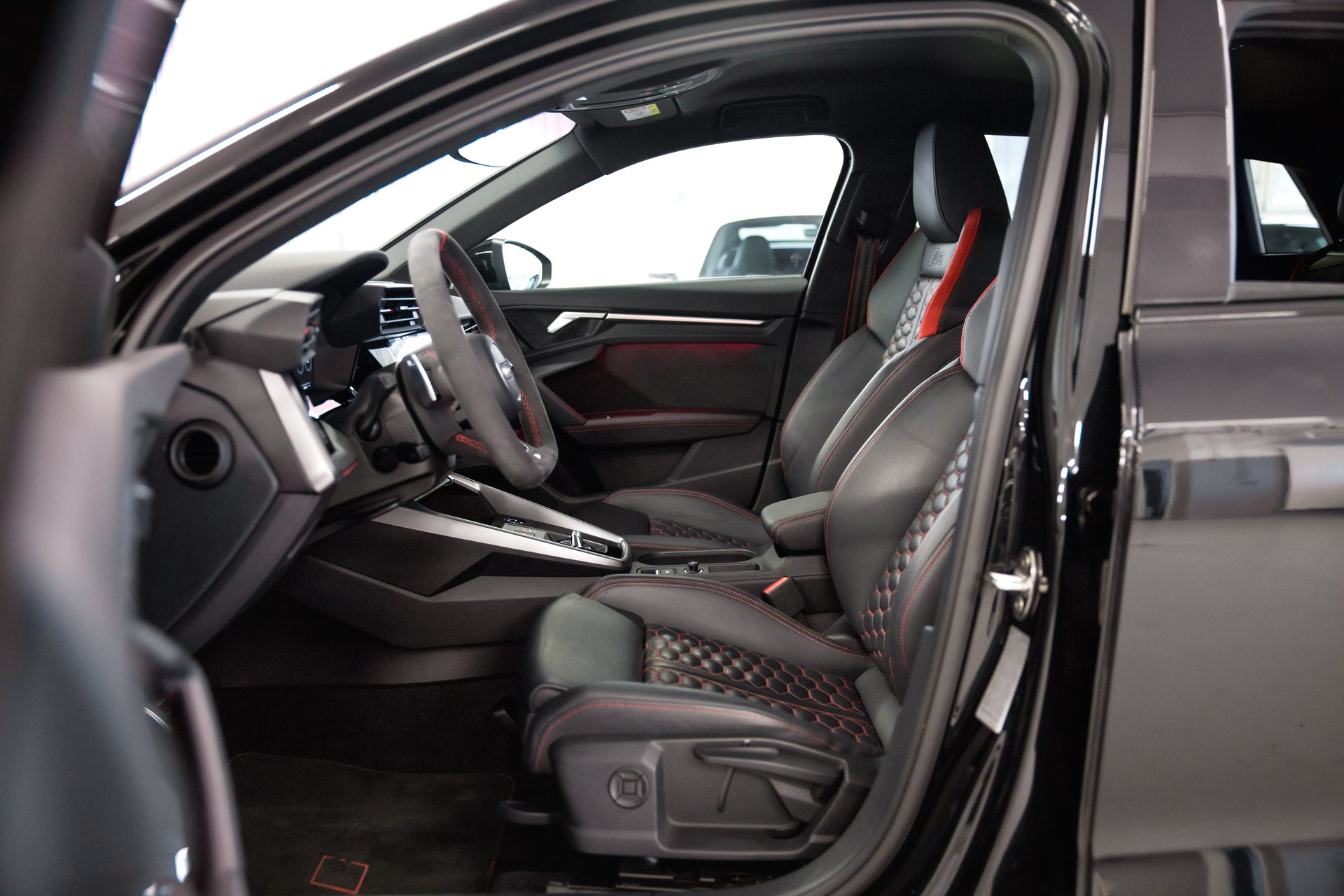 AUDI RS3 Sportback 2.5 TSI quattro S-tronic-image-18