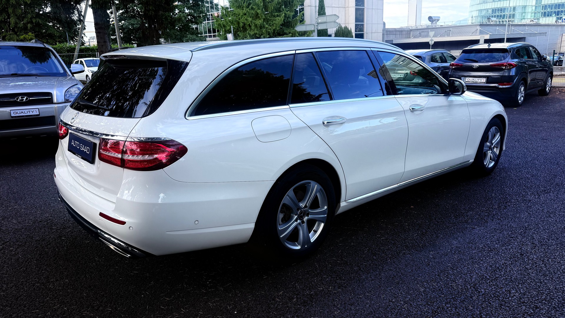 MERCEDES-BENZ E 200 Exclusive 4 Matic 9G-Tronic-image-3