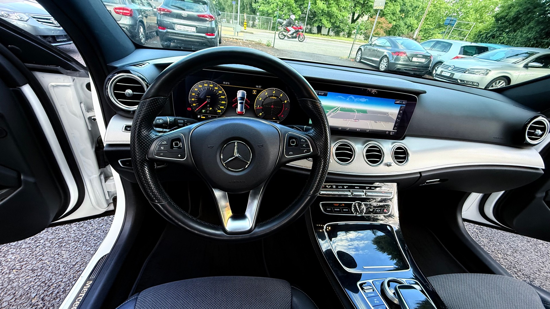 MERCEDES-BENZ E 200 Exclusive 4 Matic 9G-Tronic-image-10