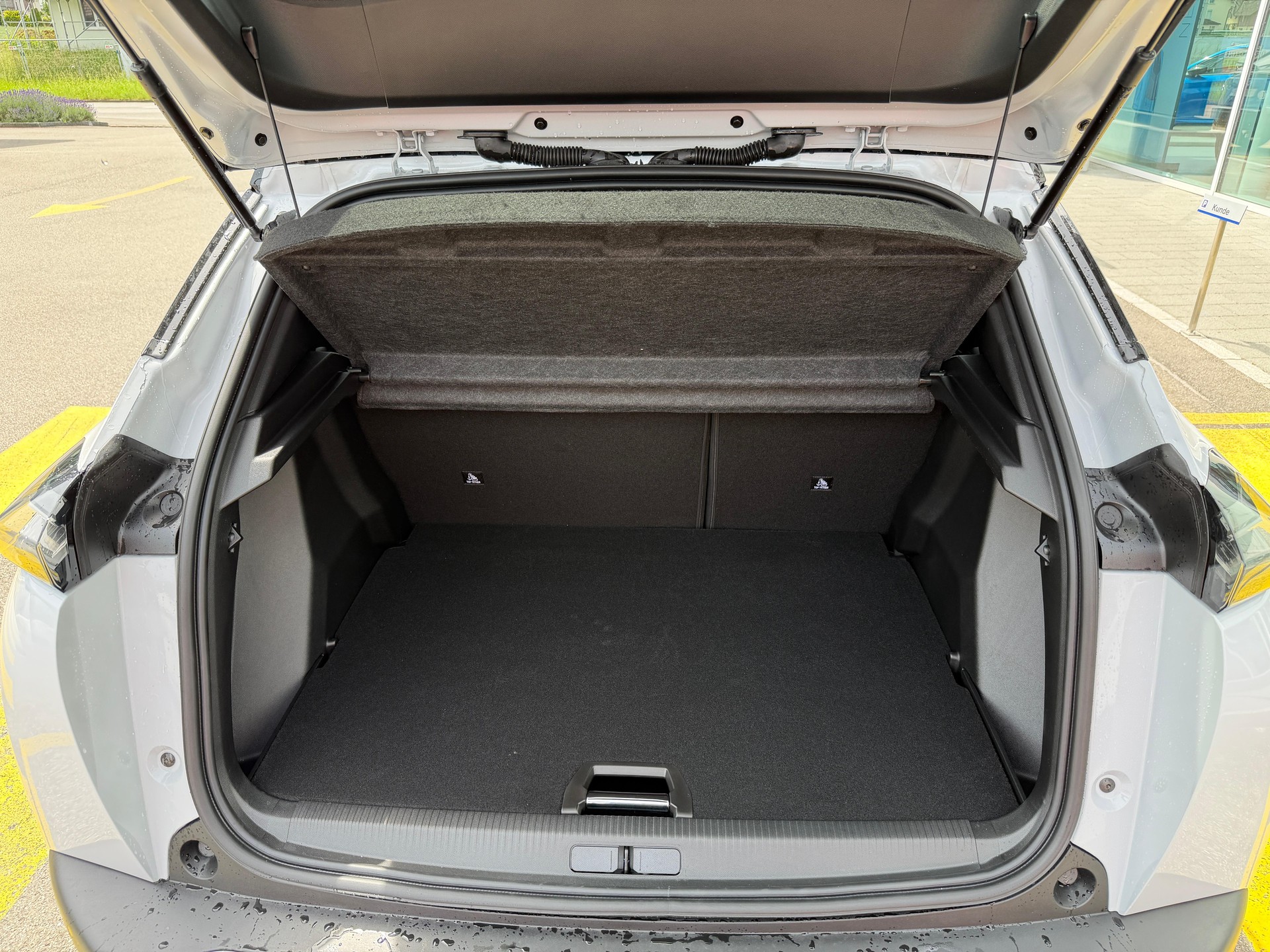 PEUGEOT 2008 1.2 Hybrid 145 GT-image-12
