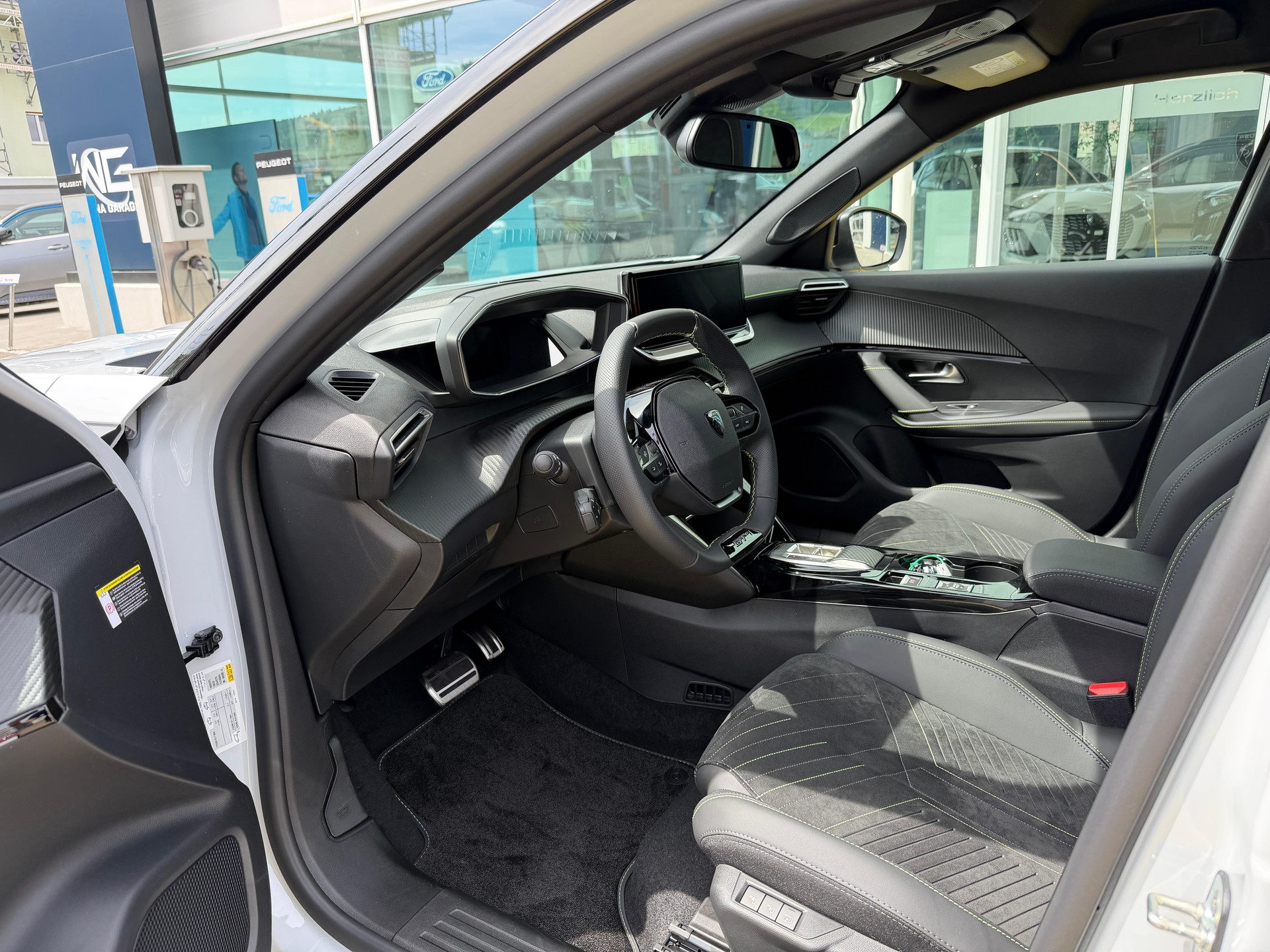 PEUGEOT 2008 1.2 Hybrid 145 GT-image-9