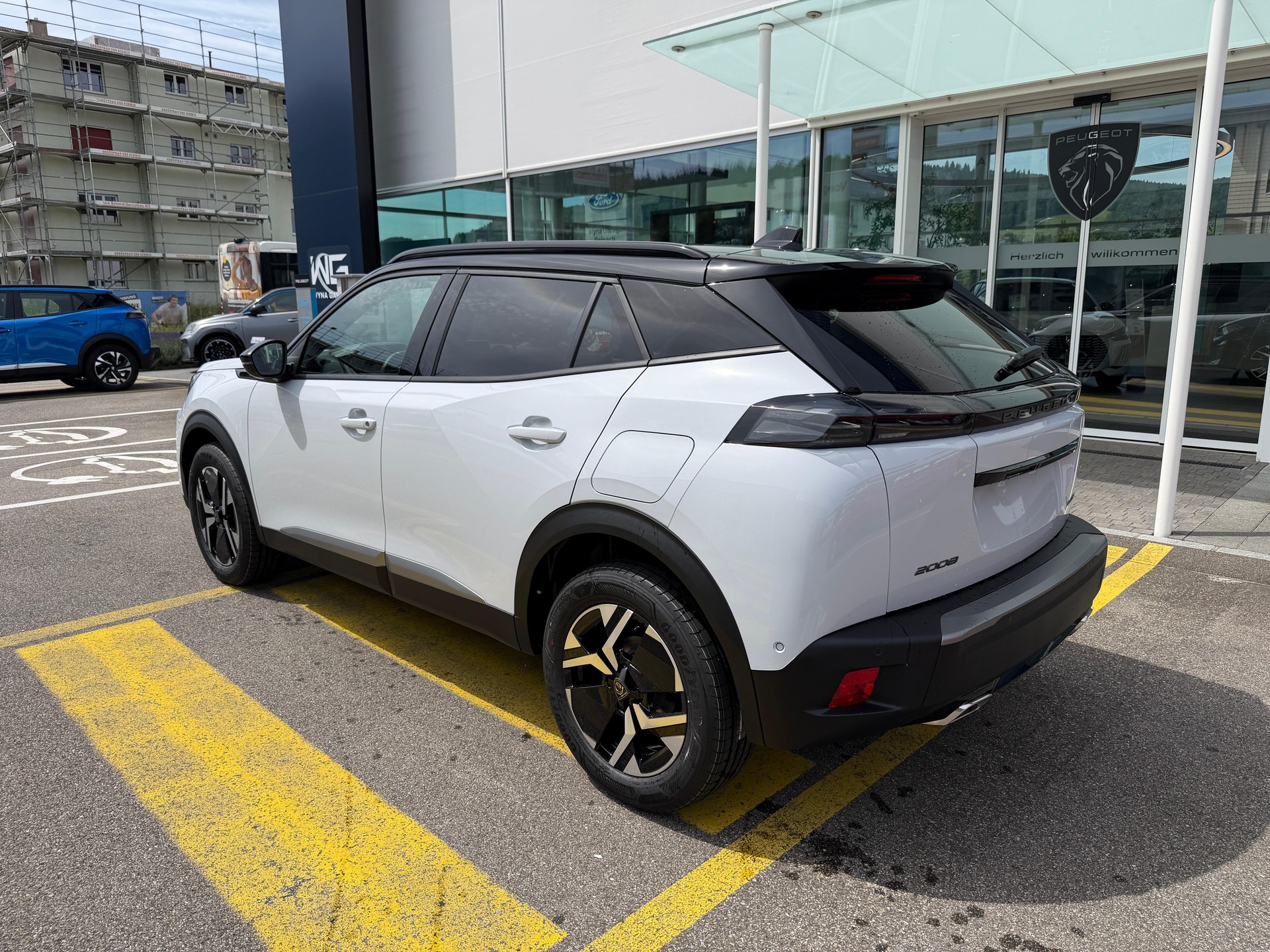 PEUGEOT 2008 1.2 Hybrid 145 GT-image-1