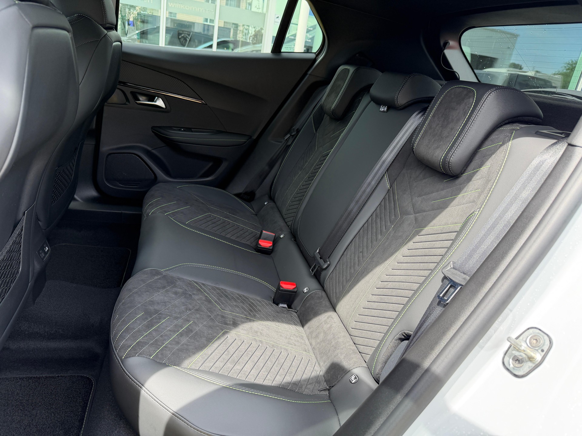 PEUGEOT 2008 1.2 Hybrid 145 GT-image-11