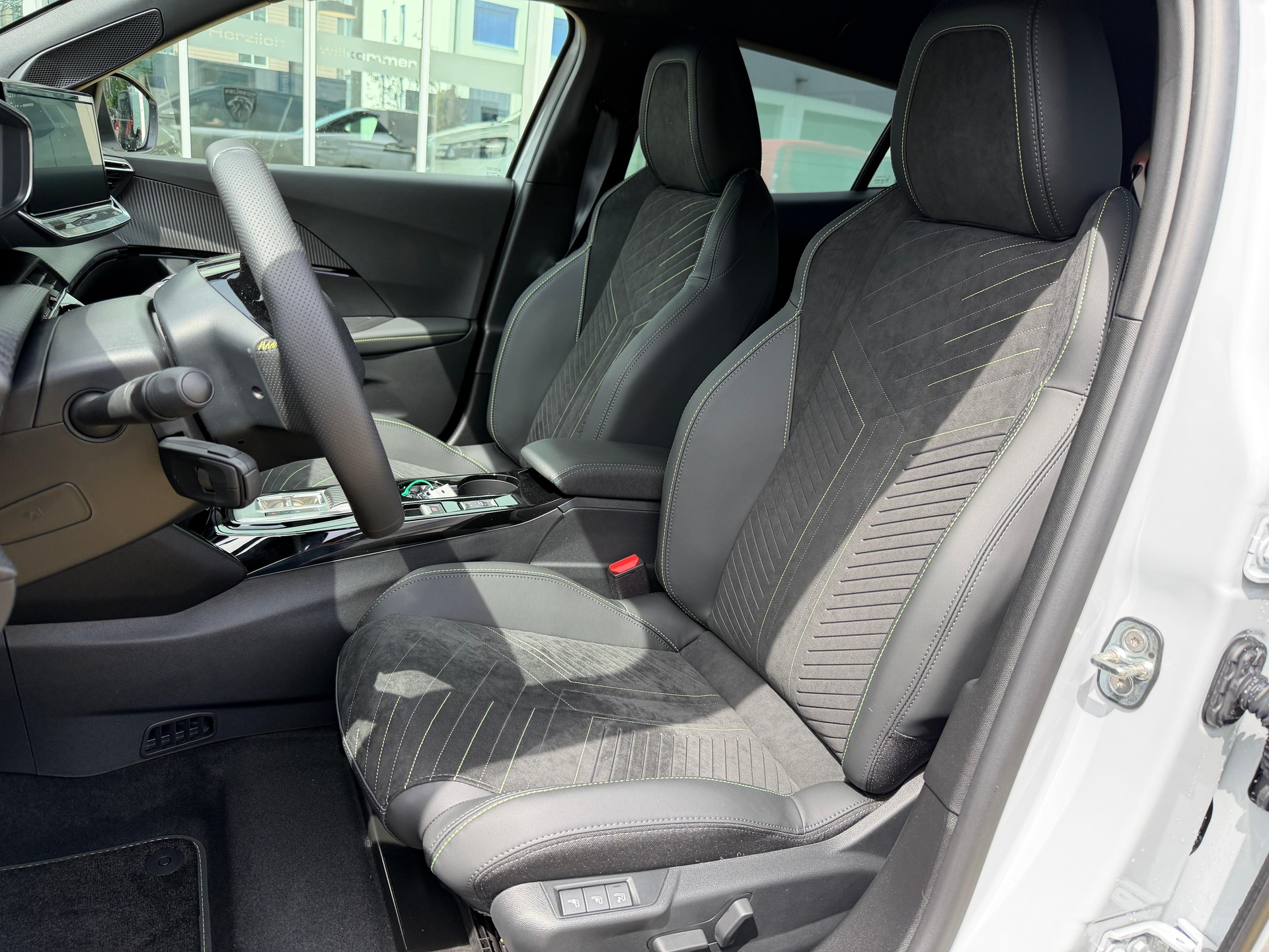 PEUGEOT 2008 1.2 Hybrid 145 GT-image-8