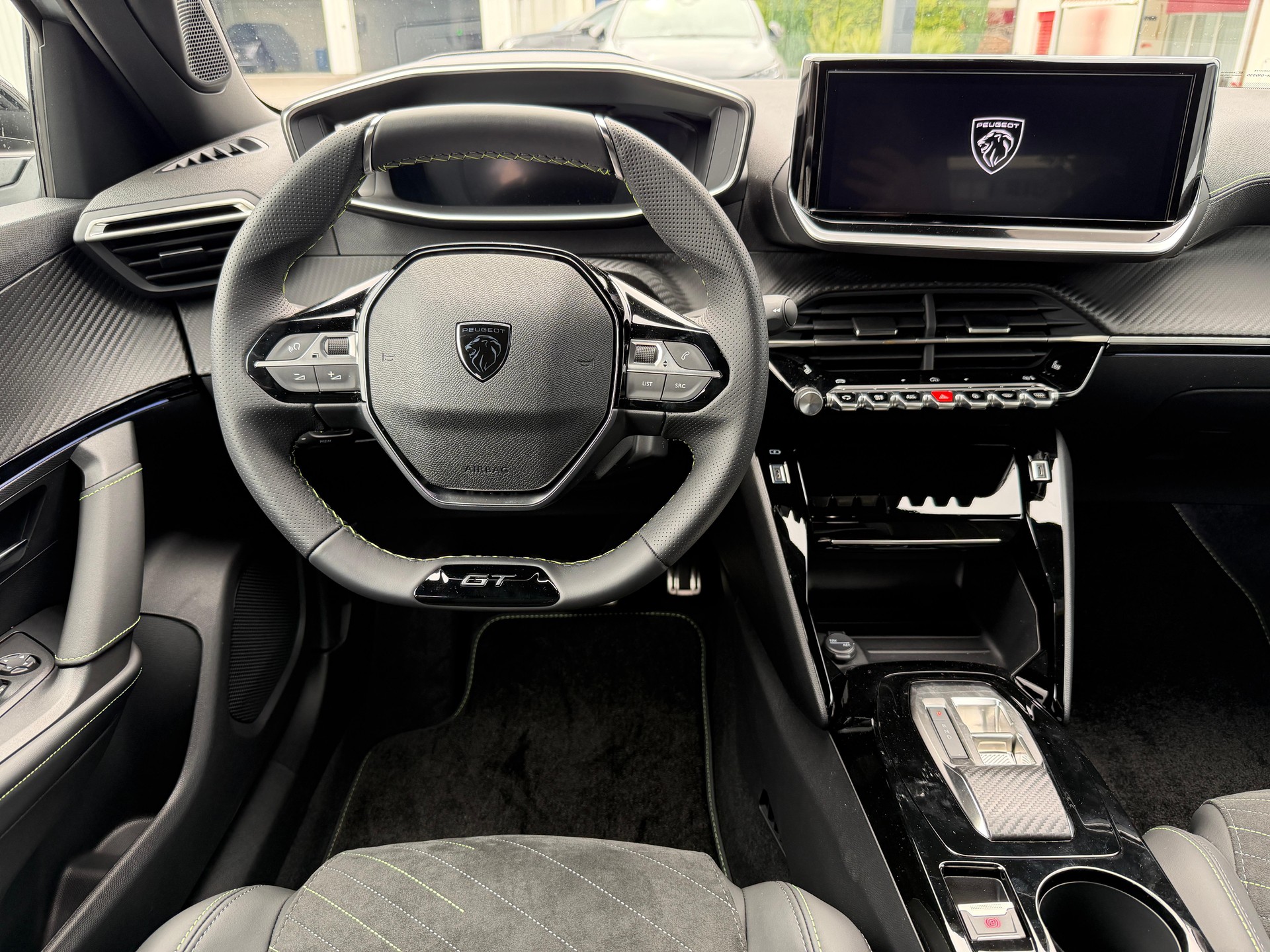 PEUGEOT 2008 1.2 Hybrid 145 GT-image-10