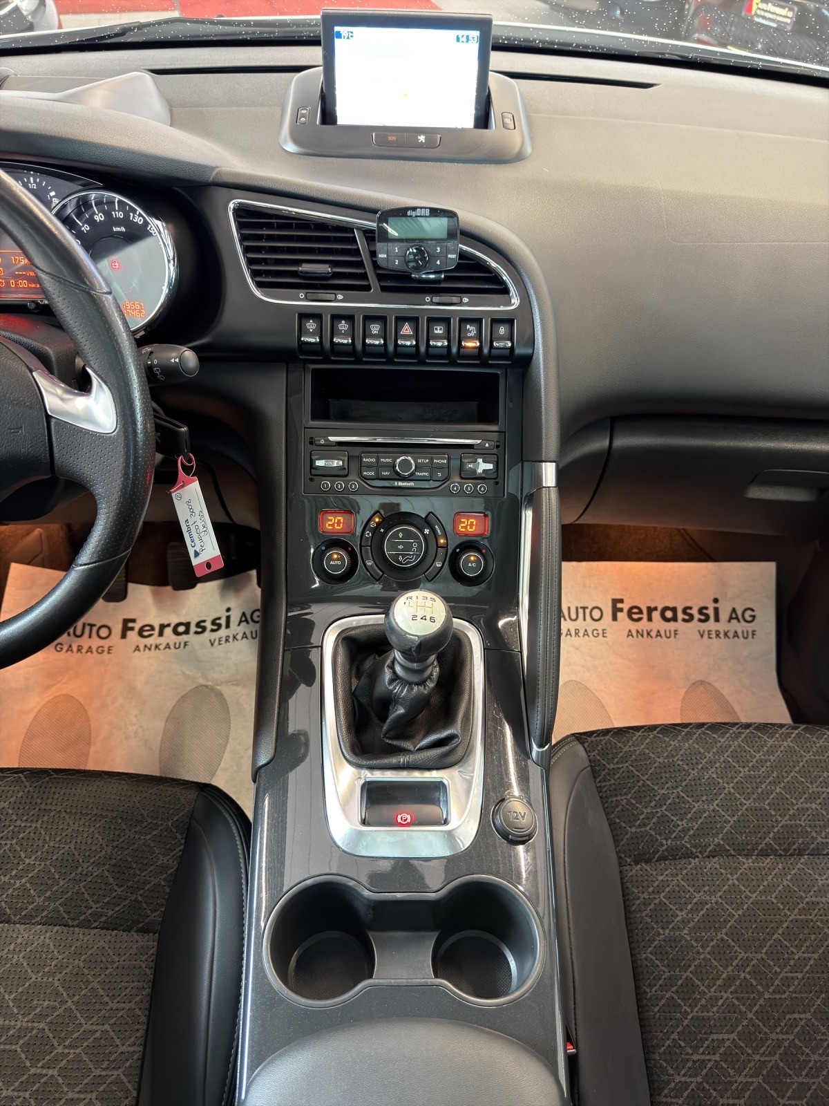 PEUGEOT 3008 1.2 Pure Tech Allure-image-16