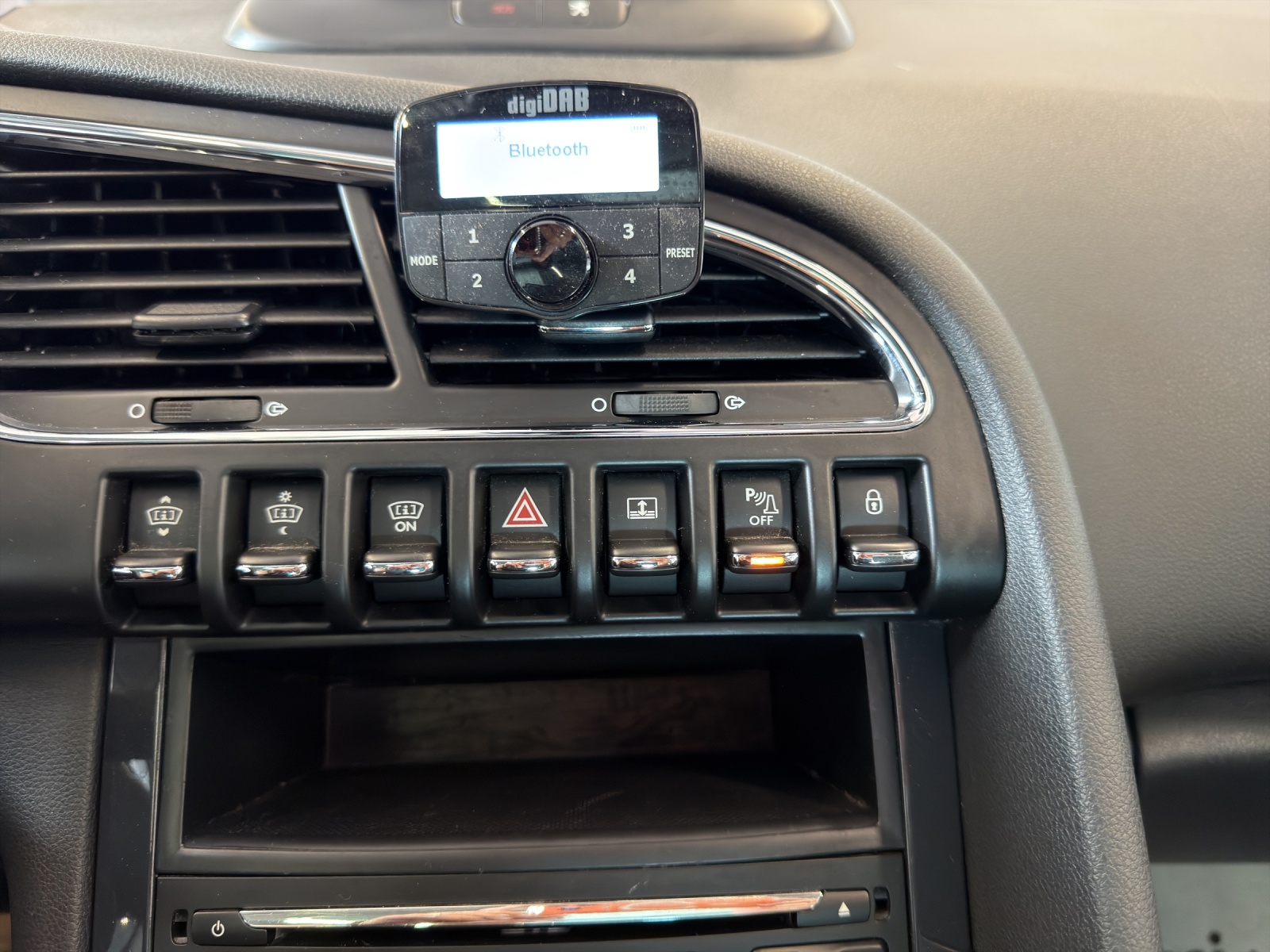 PEUGEOT 3008 1.2 Pure Tech Allure-image-24