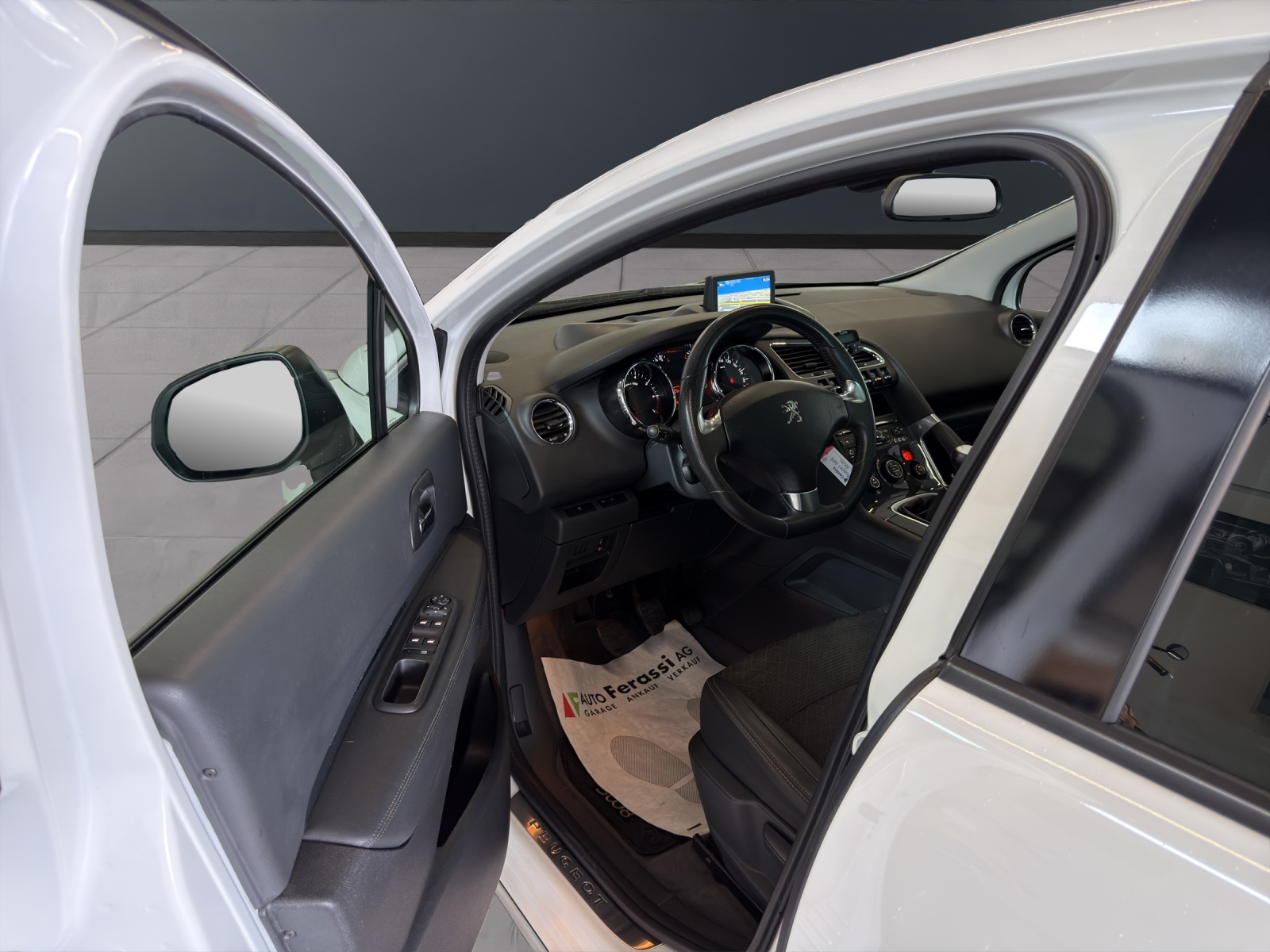 PEUGEOT 3008 1.2 Pure Tech Allure-image-26