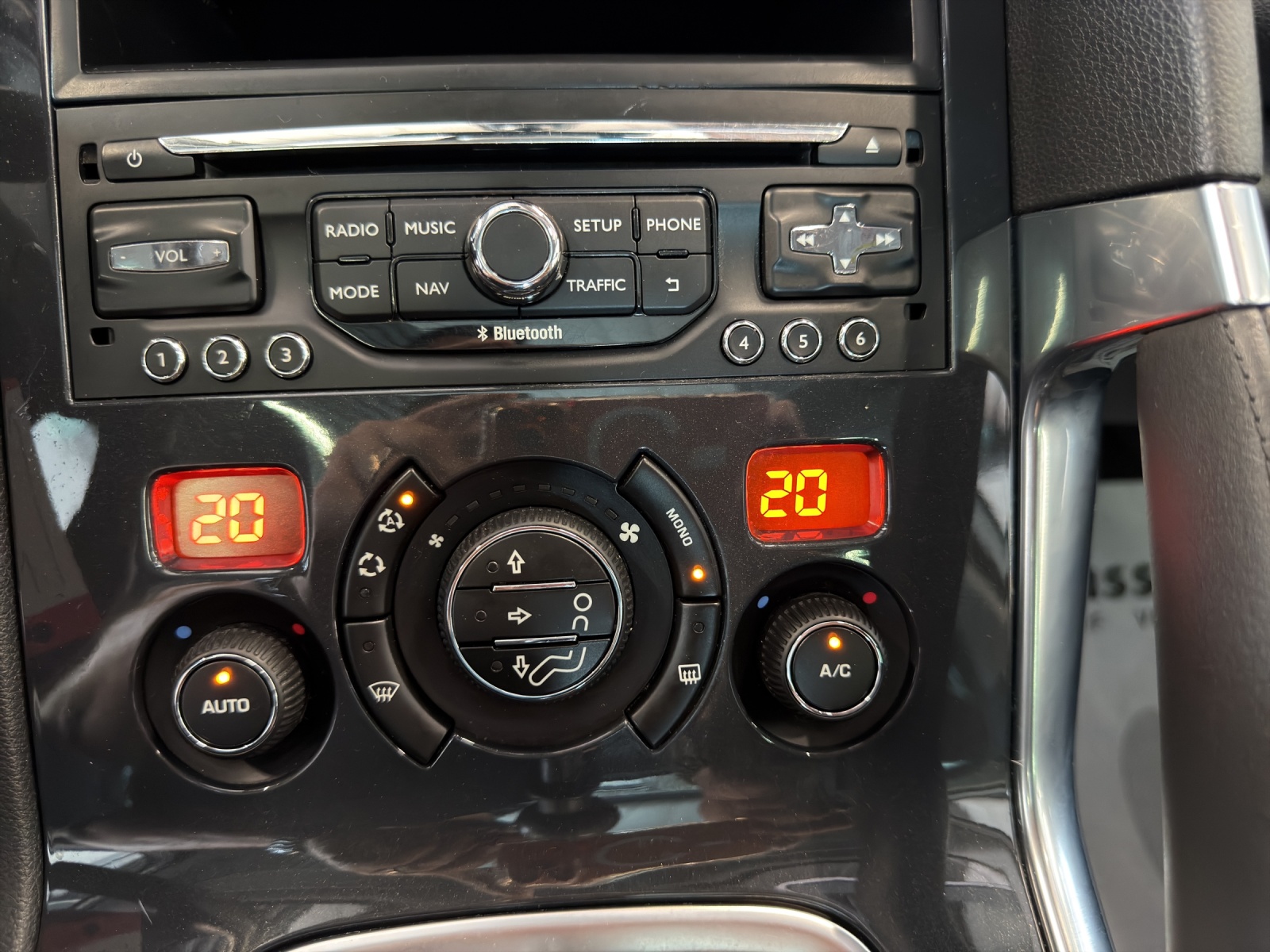 PEUGEOT 3008 1.2 Pure Tech Allure-image-25