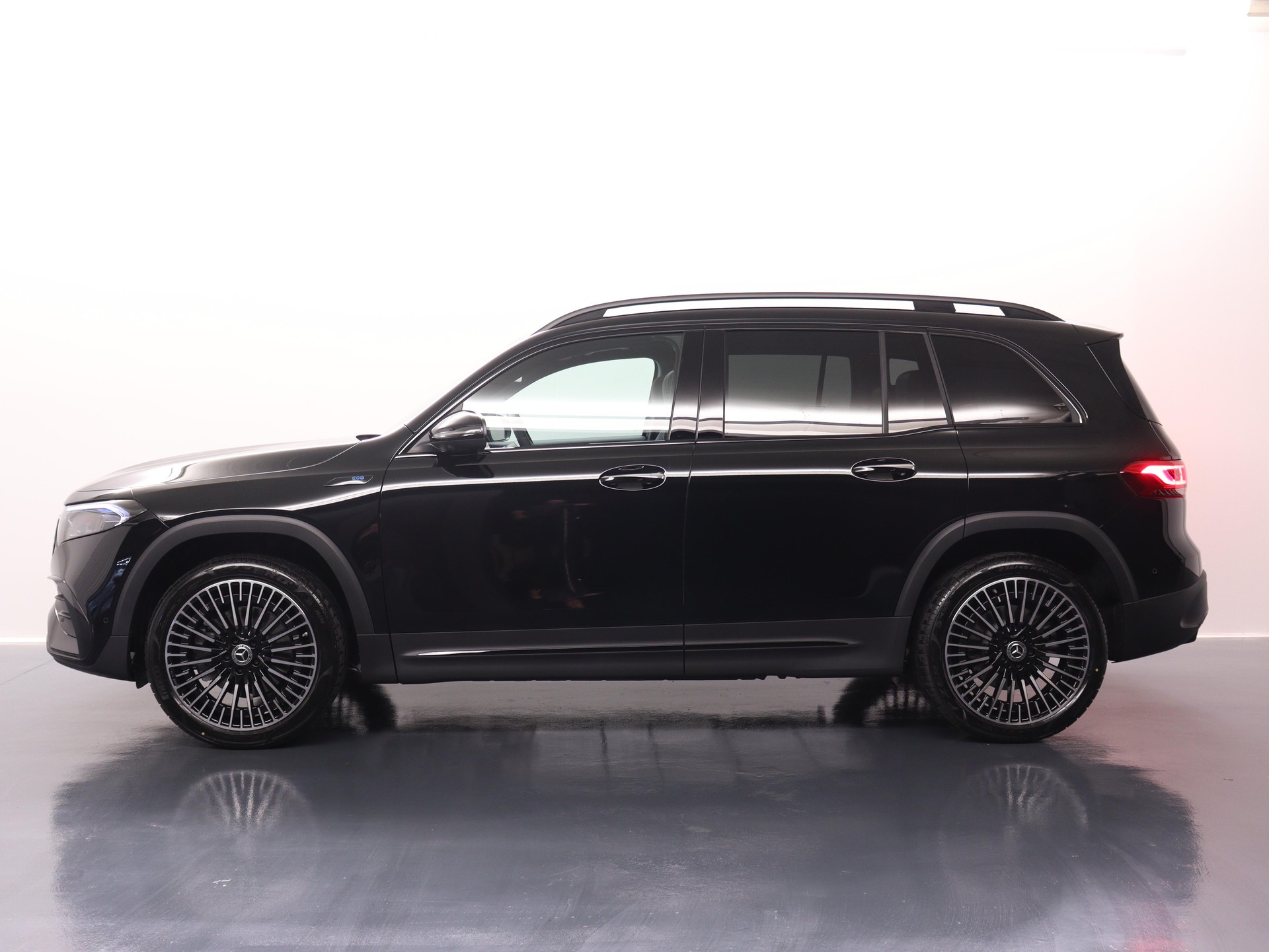 MERCEDES-BENZ EQB 350 Swiss Star AMG Line 4matic-showroom-element-3