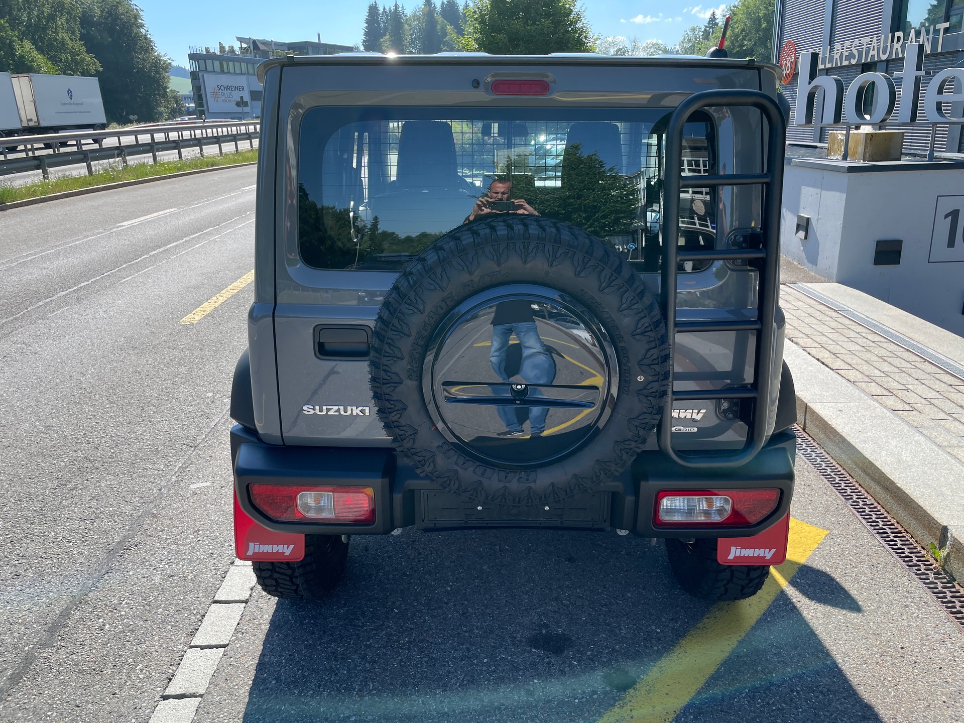 SUZUKI Jimny 1.5 Compact+ 4x4, Retro Editon mit Höherlegung und Offroadreifen-image-5