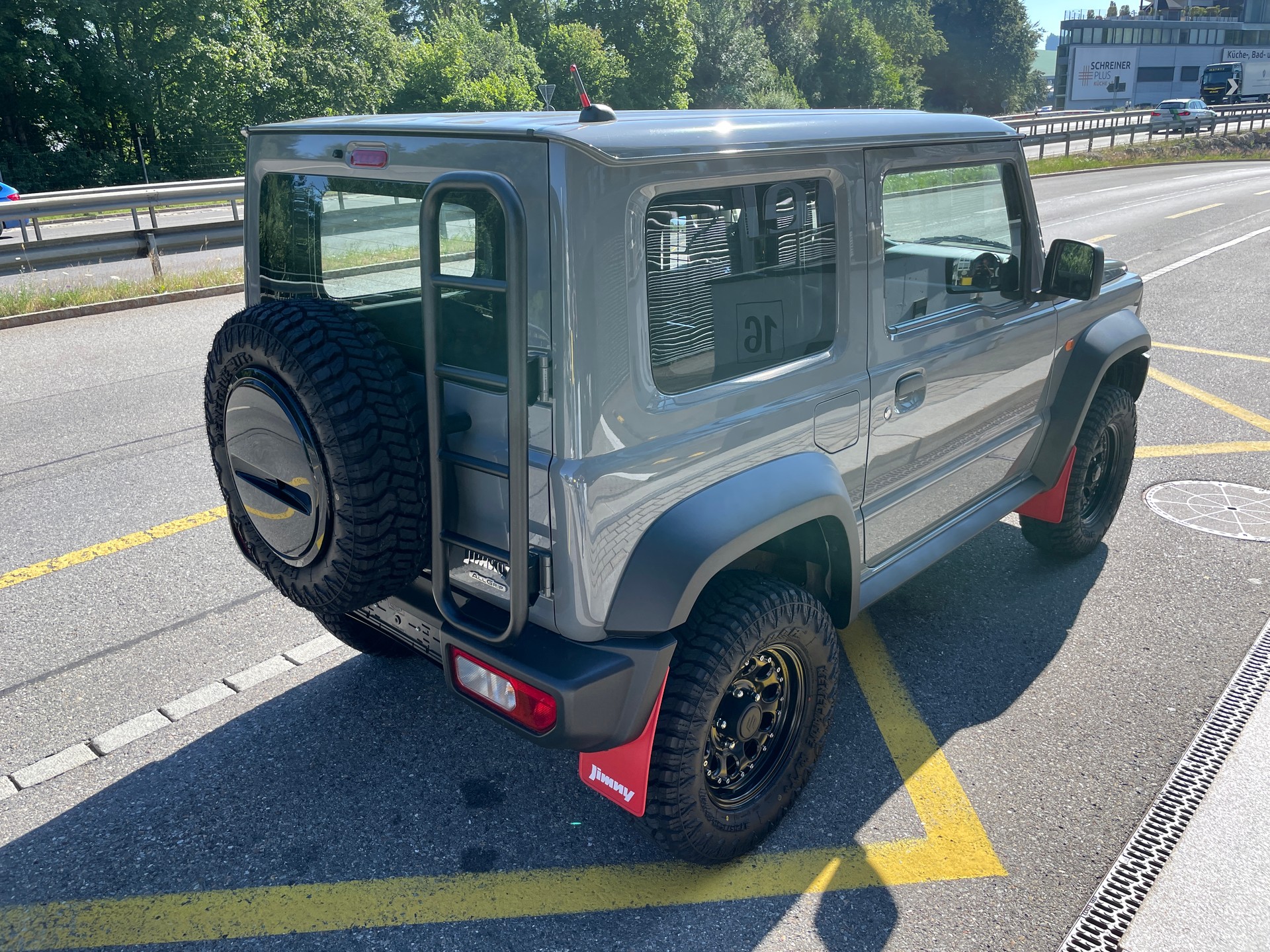 SUZUKI Jimny 1.5 Compact+ 4x4, Retro Editon mit Höherlegung und Offroadreifen-image-4
