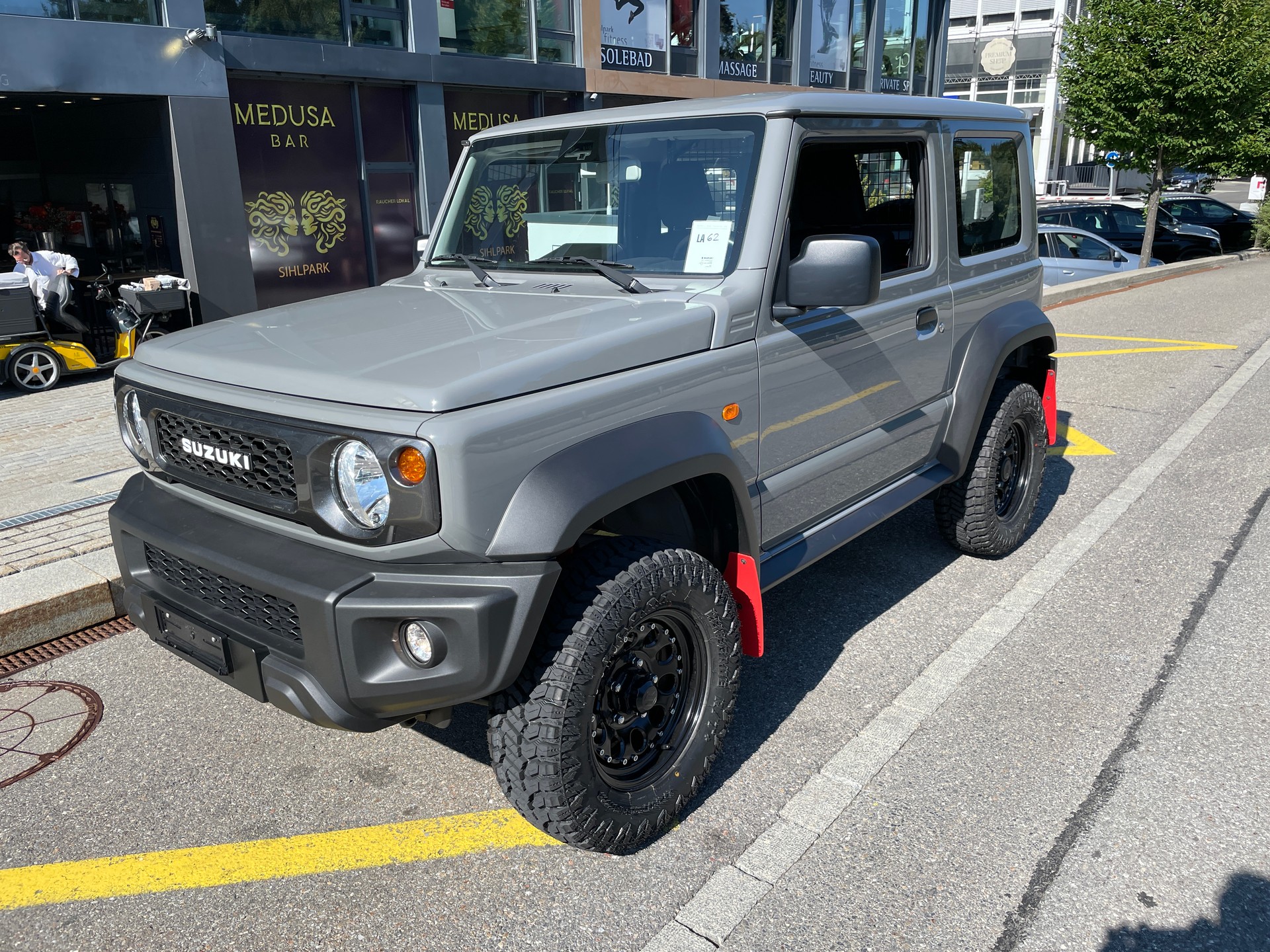 SUZUKI Jimny 1.5 Compact+ 4x4, Retro Editon mit Höherlegung und Offroadreifen