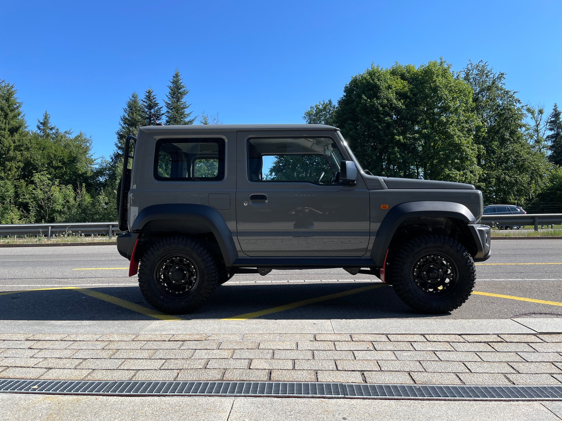 SUZUKI Jimny 1.5 Compact+ 4x4, Retro Editon mit Höherlegung und Offroadreifen-showroom-element-3