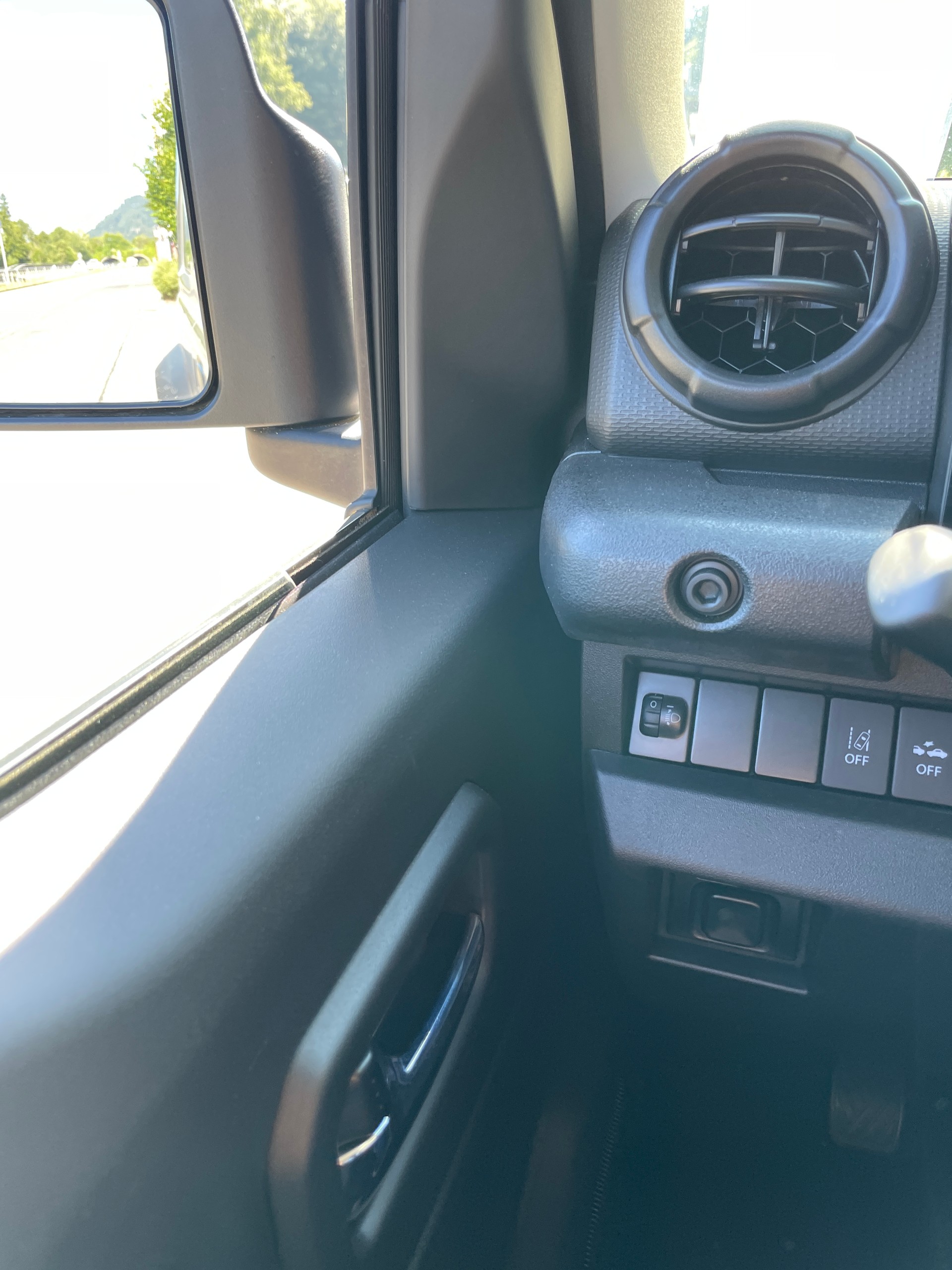 SUZUKI Jimny 1.5 Compact+ 4x4, Retro Editon mit Höherlegung und Offroadreifen-image-17