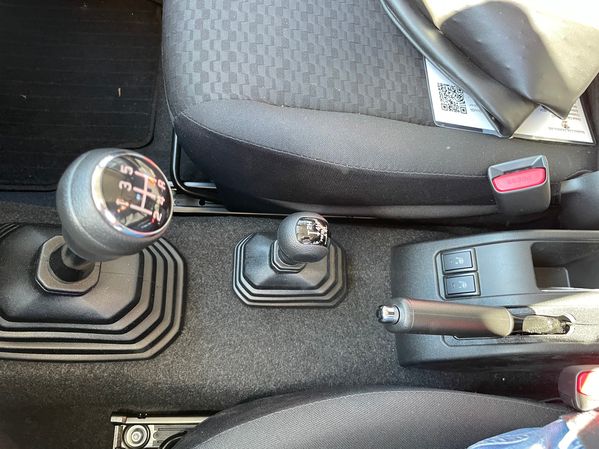 SUZUKI Jimny 1.5 Compact+ 4x4, Retro Editon mit Höherlegung und Offroadreifen-image-20