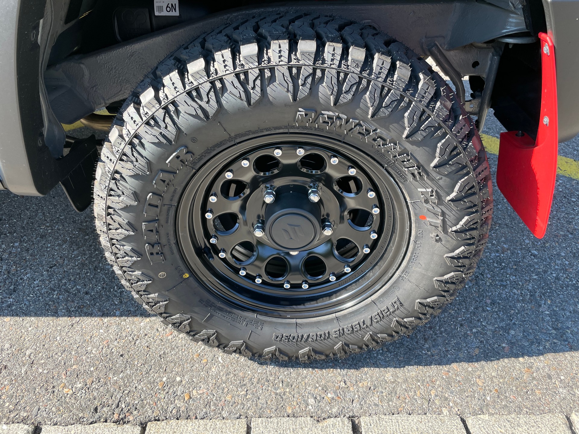 SUZUKI Jimny 1.5 Compact+ 4x4, Retro Editon mit Höherlegung und Offroadreifen-image-12
