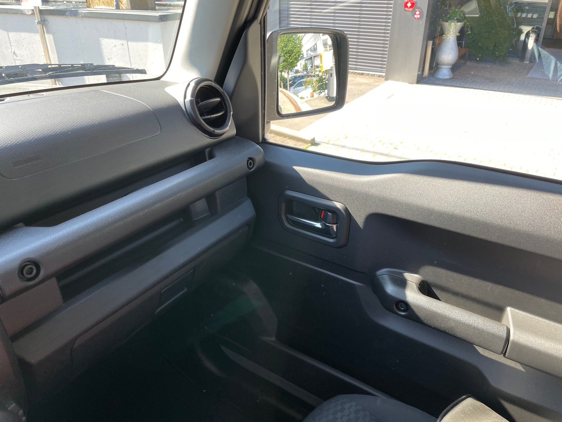 SUZUKI Jimny 1.5 Compact+ 4x4, Retro Editon mit Höherlegung und Offroadreifen-image-19