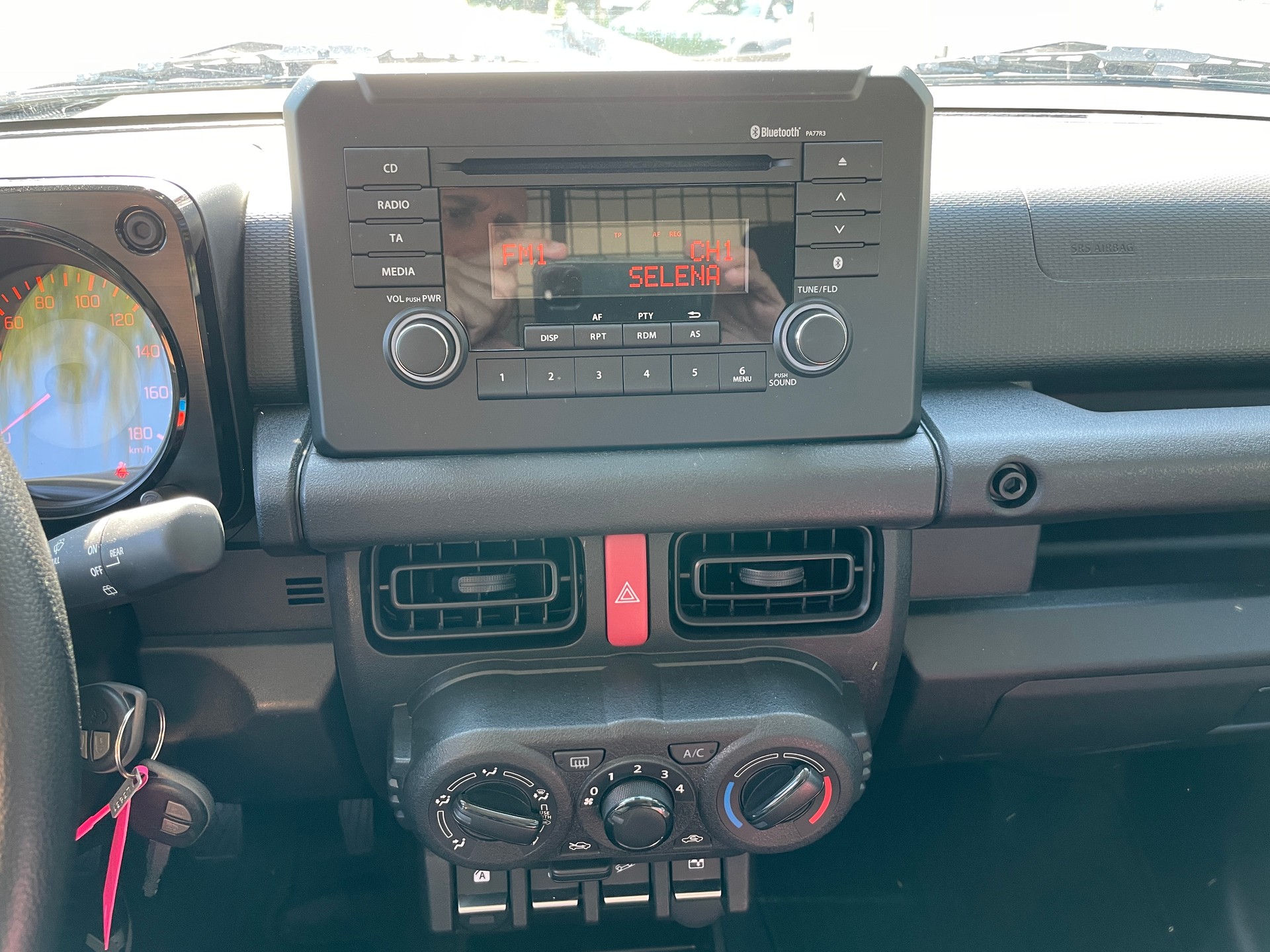 SUZUKI Jimny 1.5 Compact+ 4x4, Retro Editon mit Höherlegung und Offroadreifen-image-18