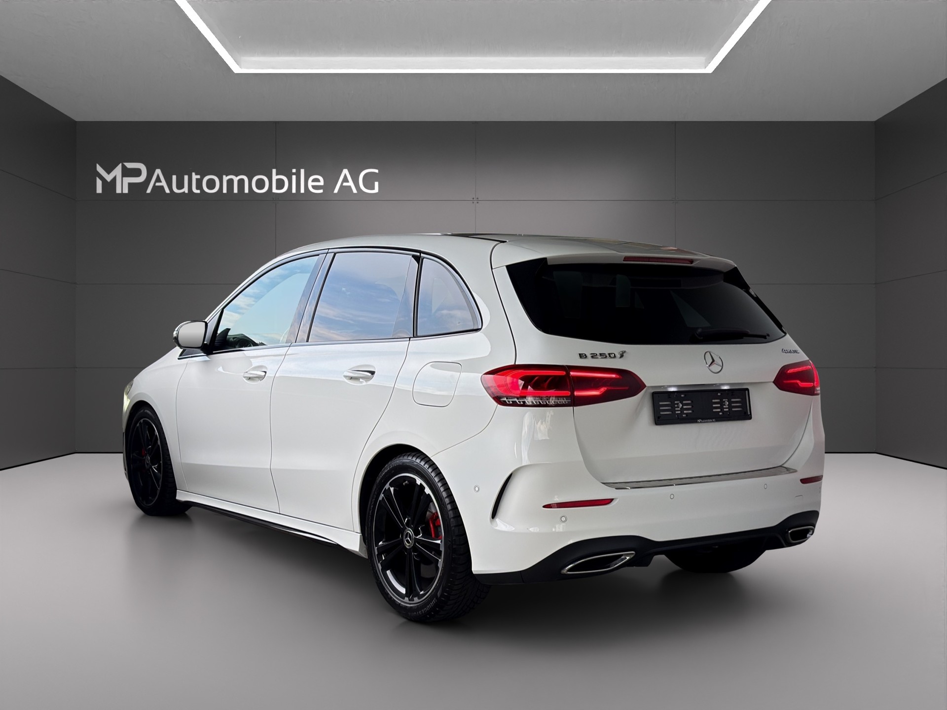 MERCEDES-BENZ B 250 4Matic AMG Line-image-4