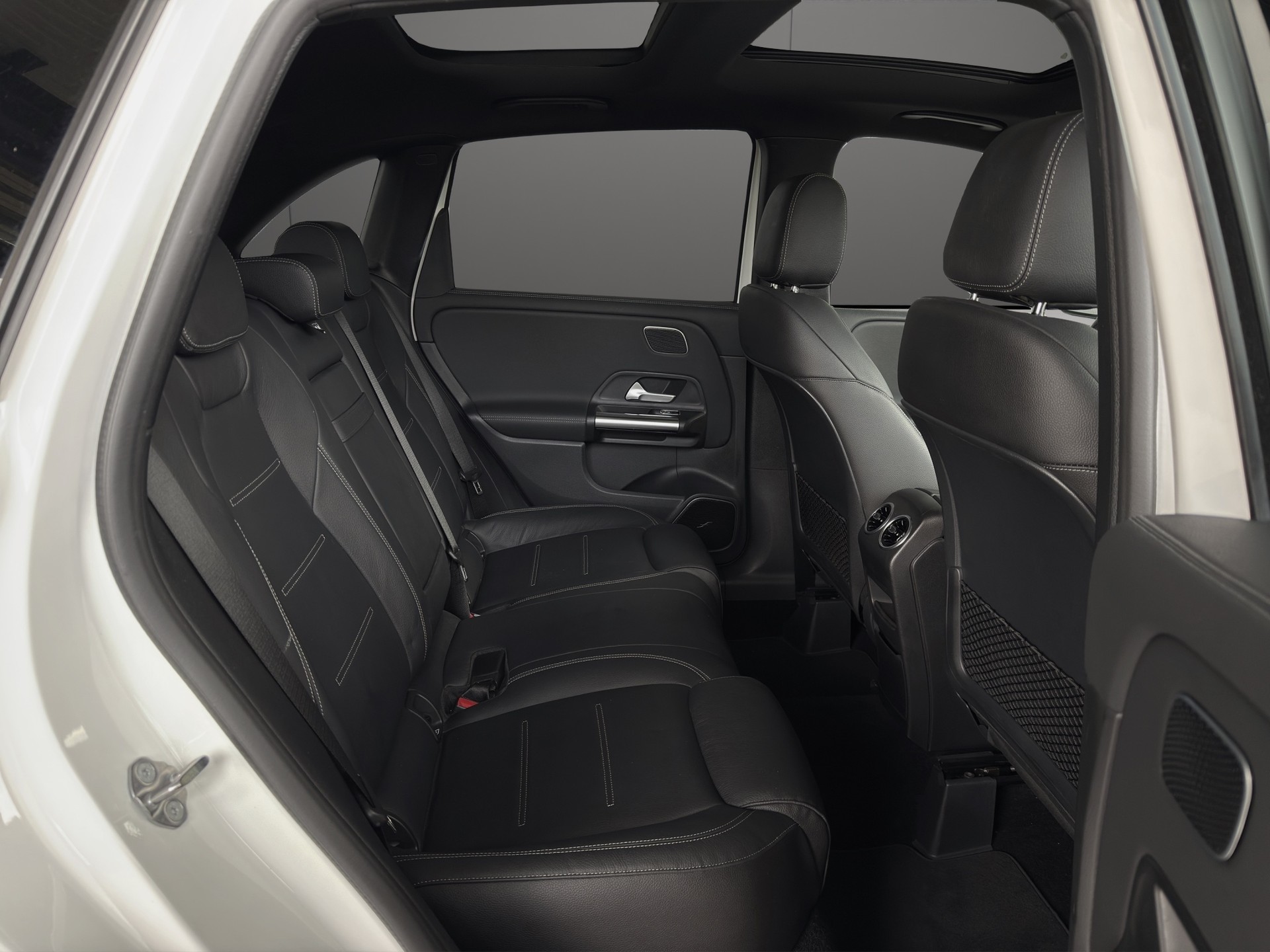 MERCEDES-BENZ B 250 4Matic AMG Line-image-10