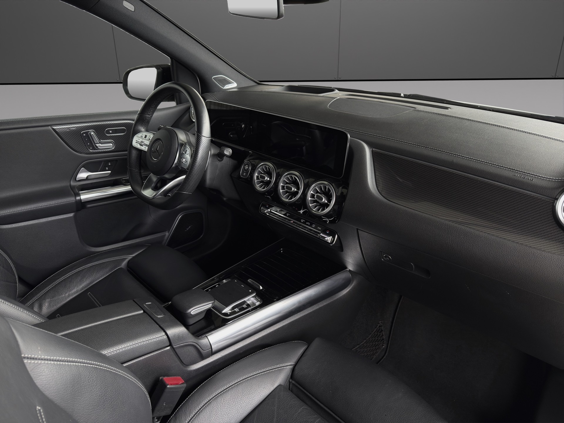 MERCEDES-BENZ B 250 4Matic AMG Line-image-11