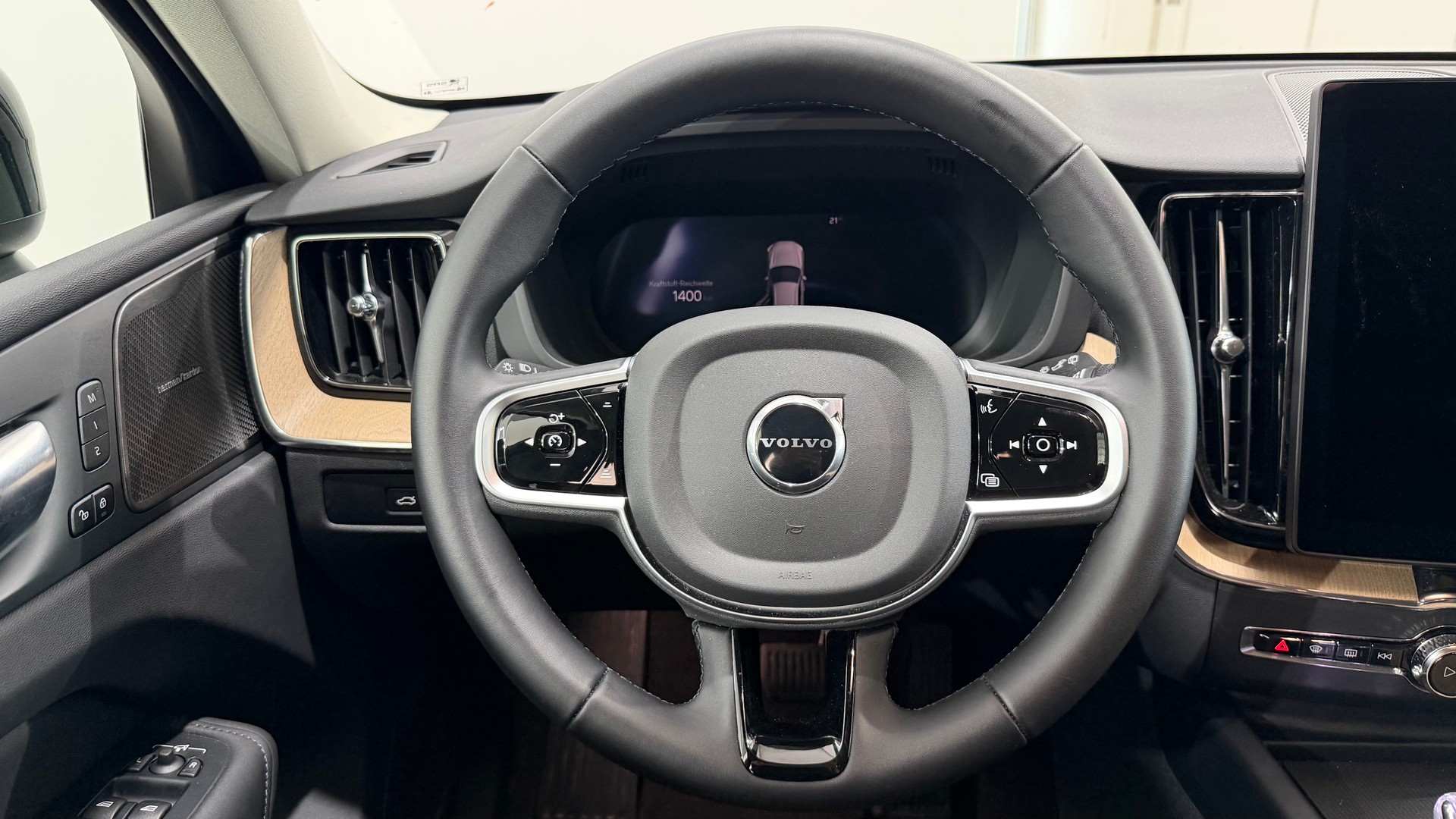 VOLVO XC60 2.0 B5 MH Plus Dark AWD-image-12