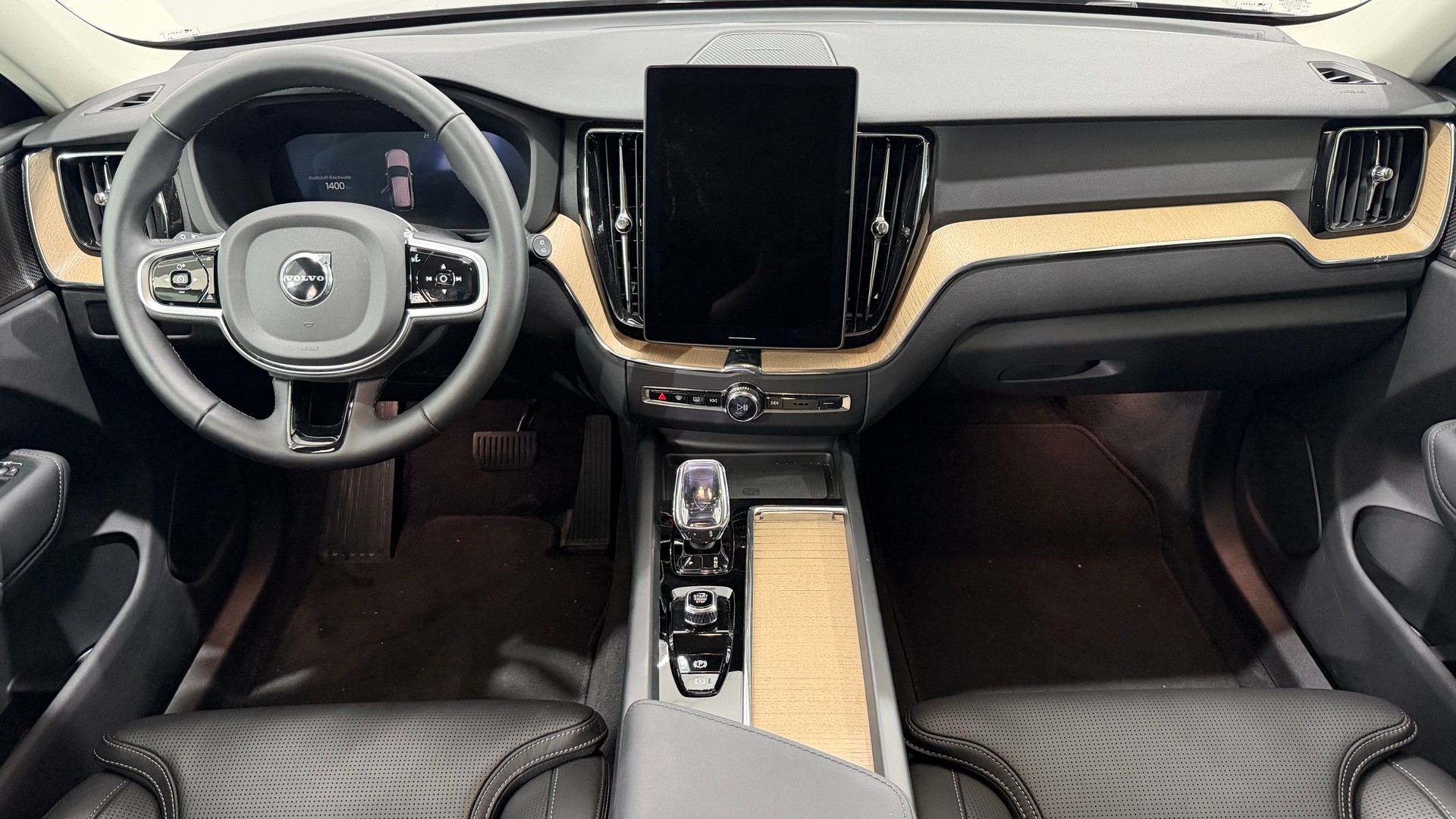 VOLVO XC60 2.0 B5 MH Plus Dark AWD-image-4