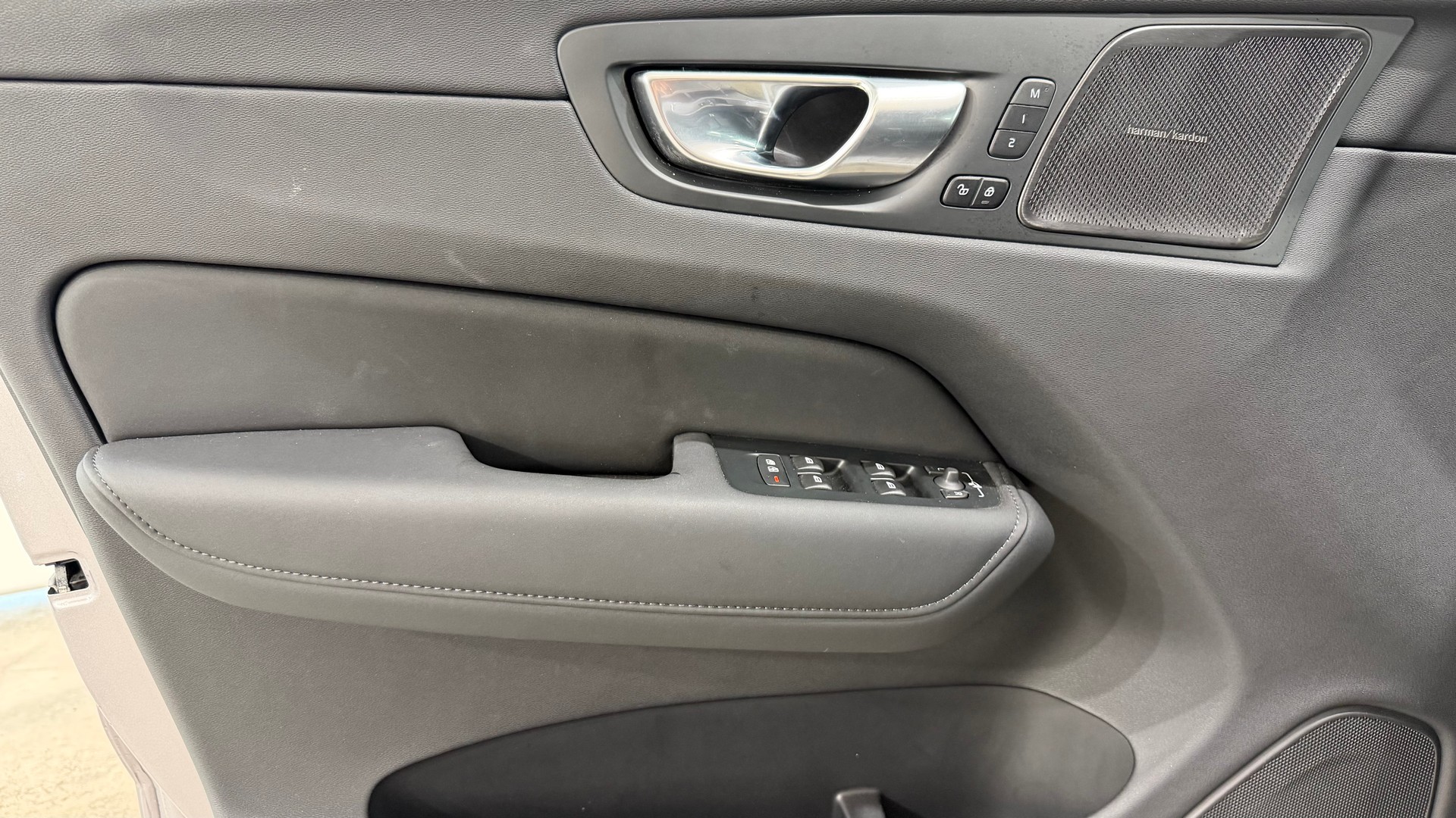 VOLVO XC60 2.0 B5 MH Plus Dark AWD-image-10
