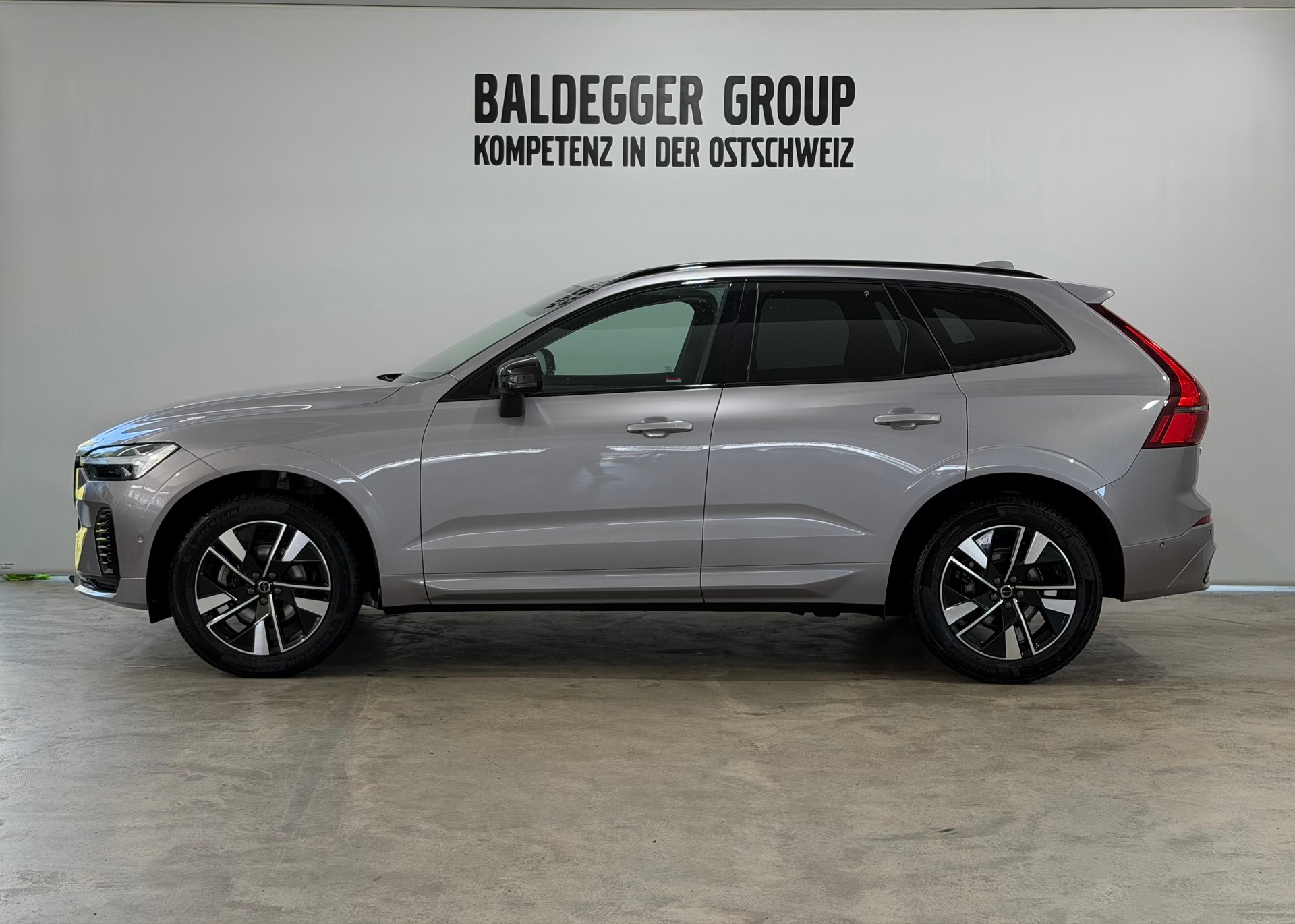 VOLVO XC60 2.0 B5 MH Plus Dark AWD-showroom-element-1