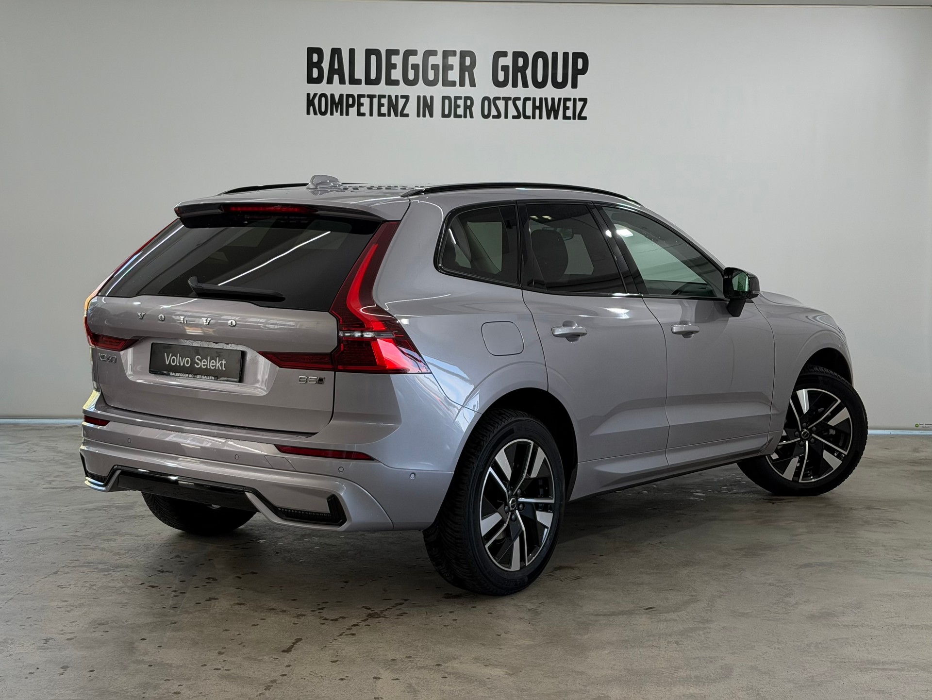 VOLVO XC60 2.0 B5 MH Plus Dark AWD-showroom-element-2